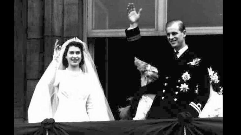 Das Bild zeigt Queen Elizabeth II frisch vermählt mit ihrem Gemahl Philip.