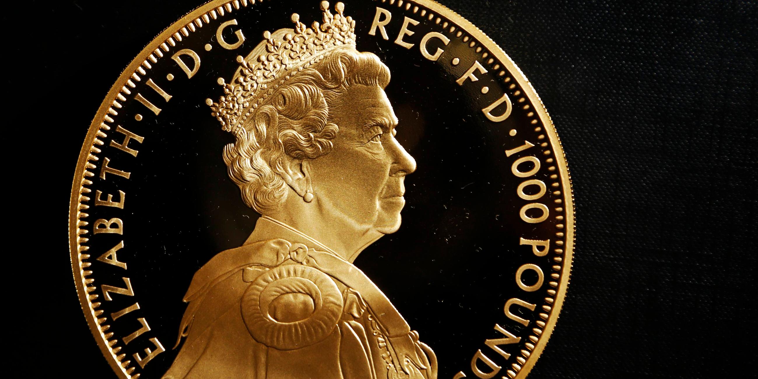 Das Bild zeigt eine goldene Münze, die dem diamantenen Thronjubiläum Queen Elizabeths II gewidmet ist.