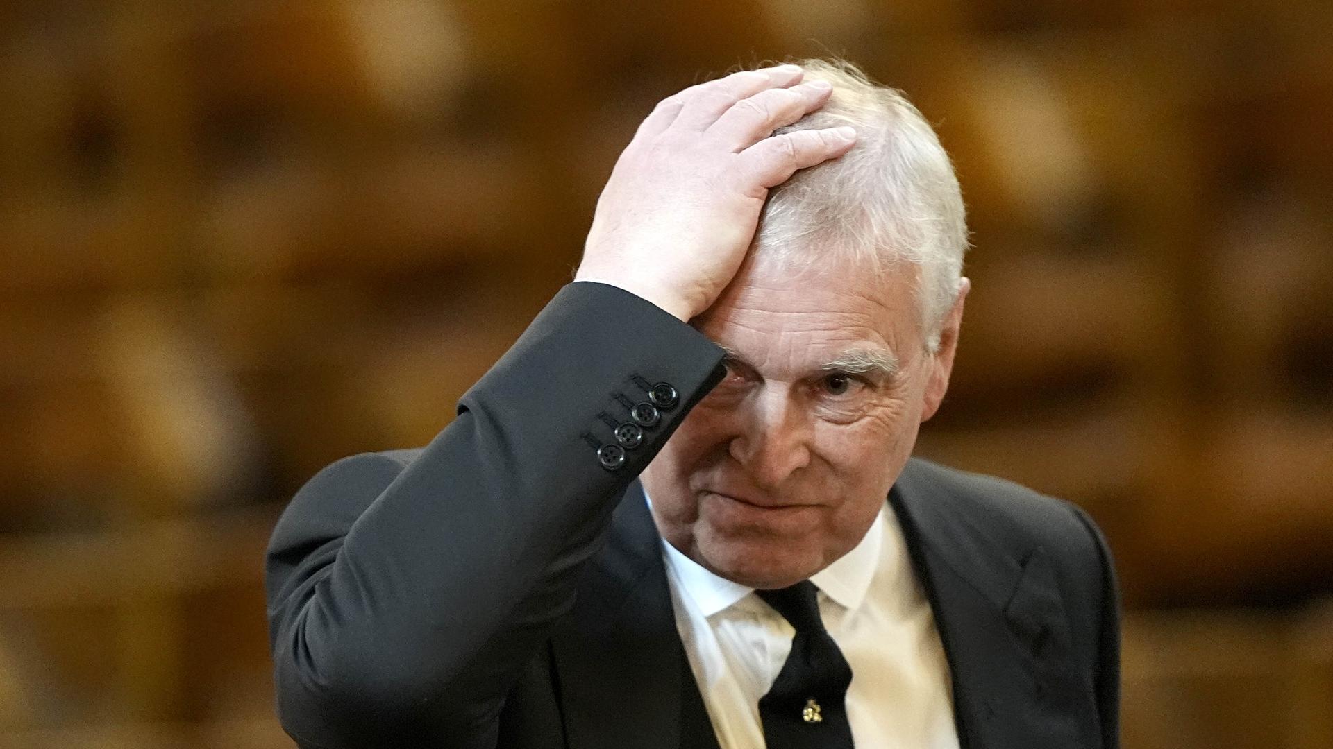 Andrew verlässt das royale Anwesen in Windsor und zieht auf einen privaten Familien-Landsitz. Zuvor hatte König Charles ihm wegen der Epstein-Affäre alle royalen Titel entzogen. (04.02.2026)