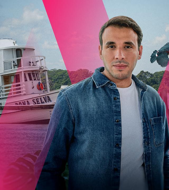 ZDF-Umweltreporter Sherif Rizkallah am Amazonas. Hinter ihm ein Amazonas-Dampfer