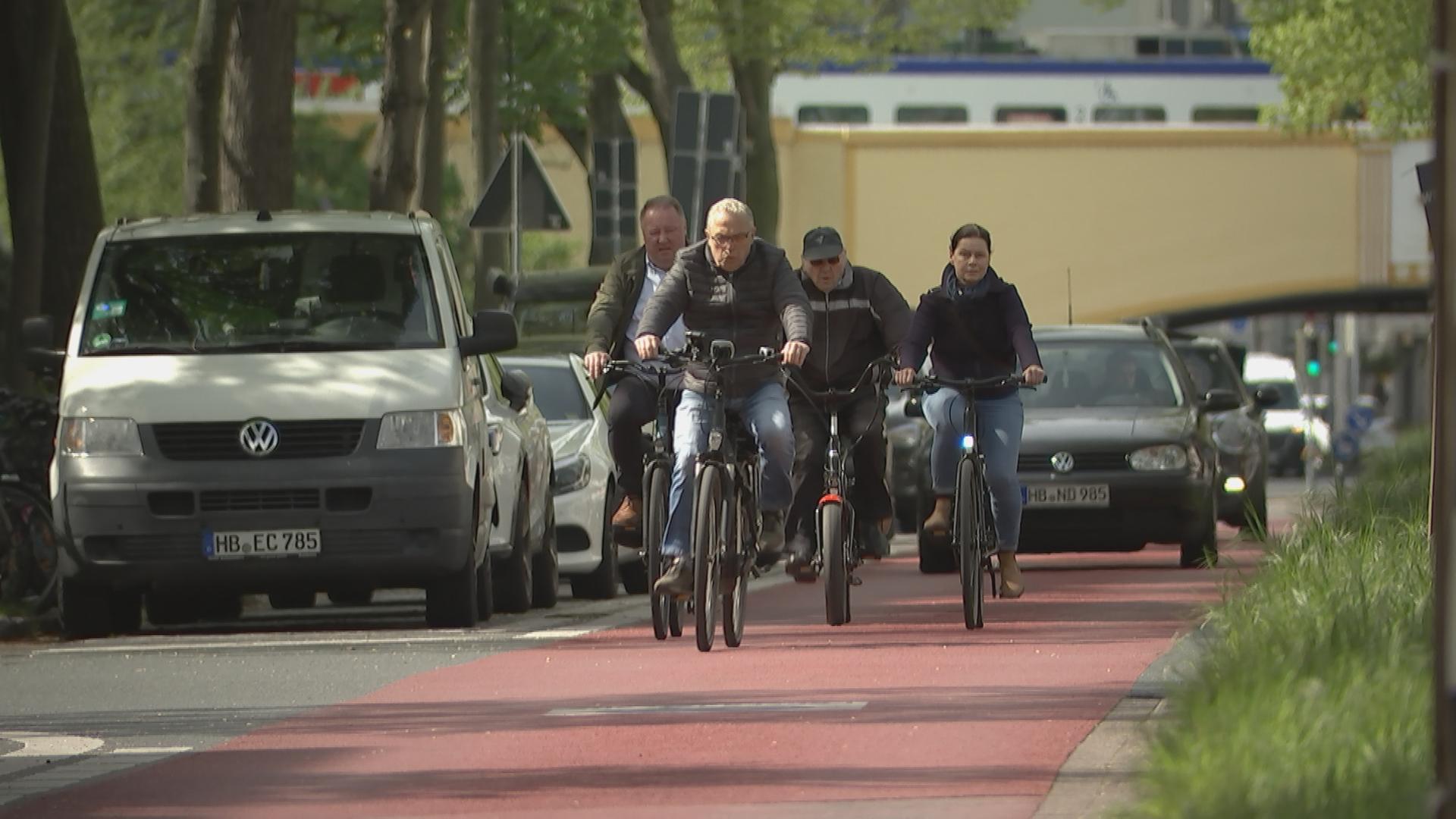 Fahrradfahrer fahren auf einer Fahrradstraße.