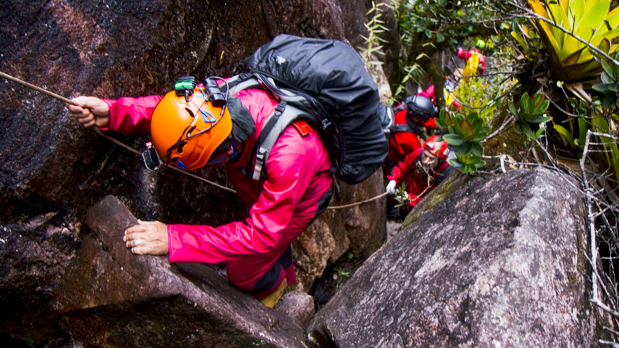 Das Forscherteam klettert den Berg hinab in das Höhlensystem.