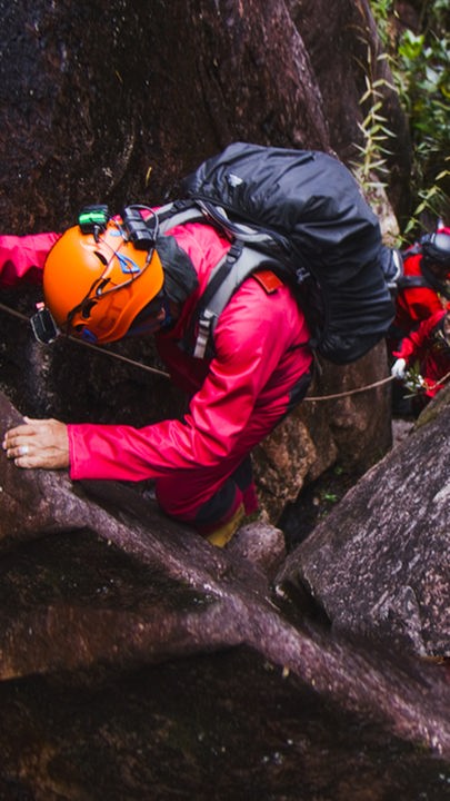 Das Forscherteam klettert den Berg hinab in das Höhlensystem.