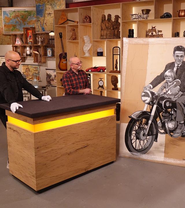 Expertise von Sven Deutschmanek für ein James Dean-Druck. Horst Lichter und der Verkäufer stehen auch mit dabei. 