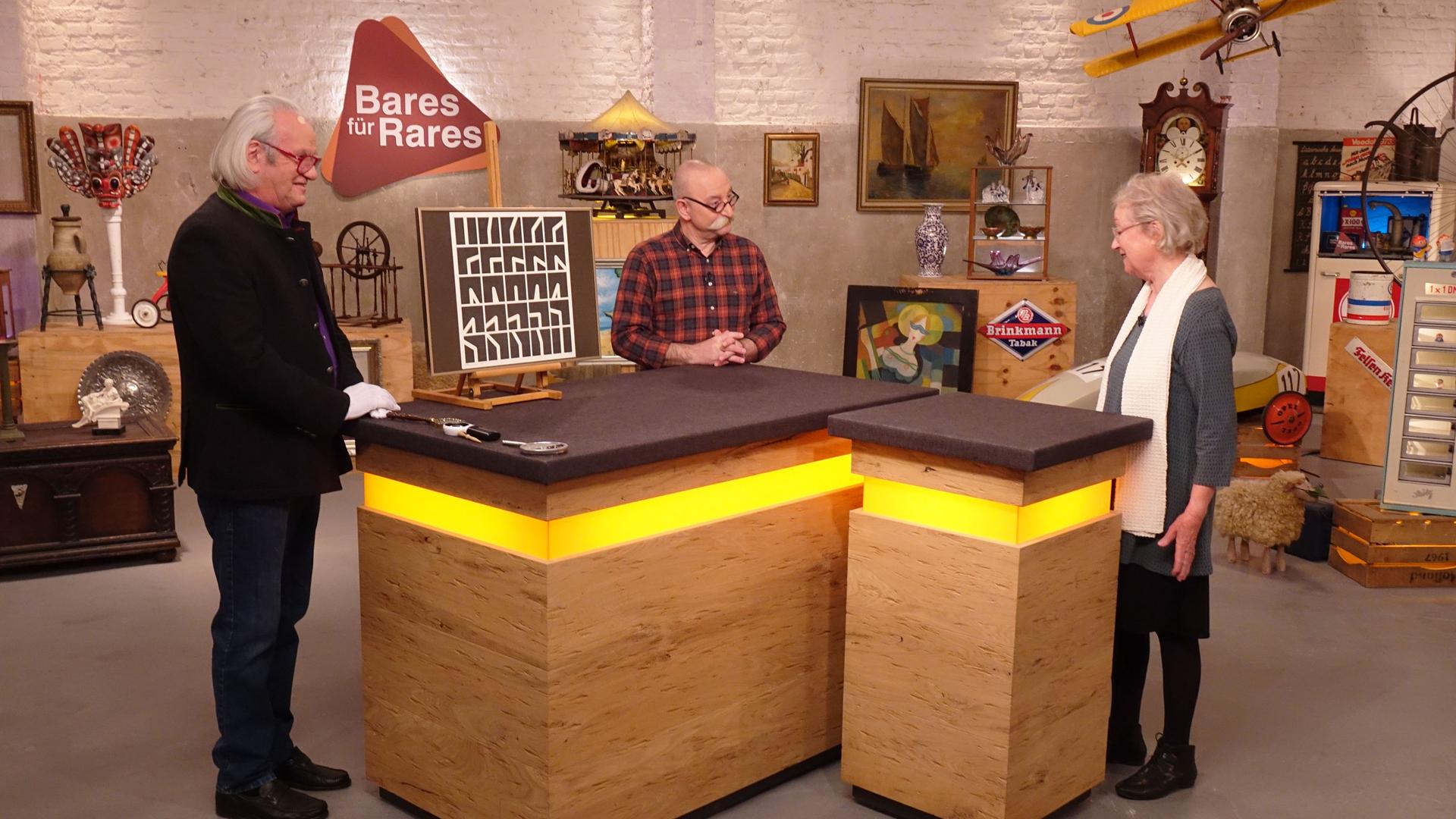 Expertise von Albert Maier. Horst Lichter und ein älteres Verkäuferpaar stehen ebenfalls am Expertisentisch.
