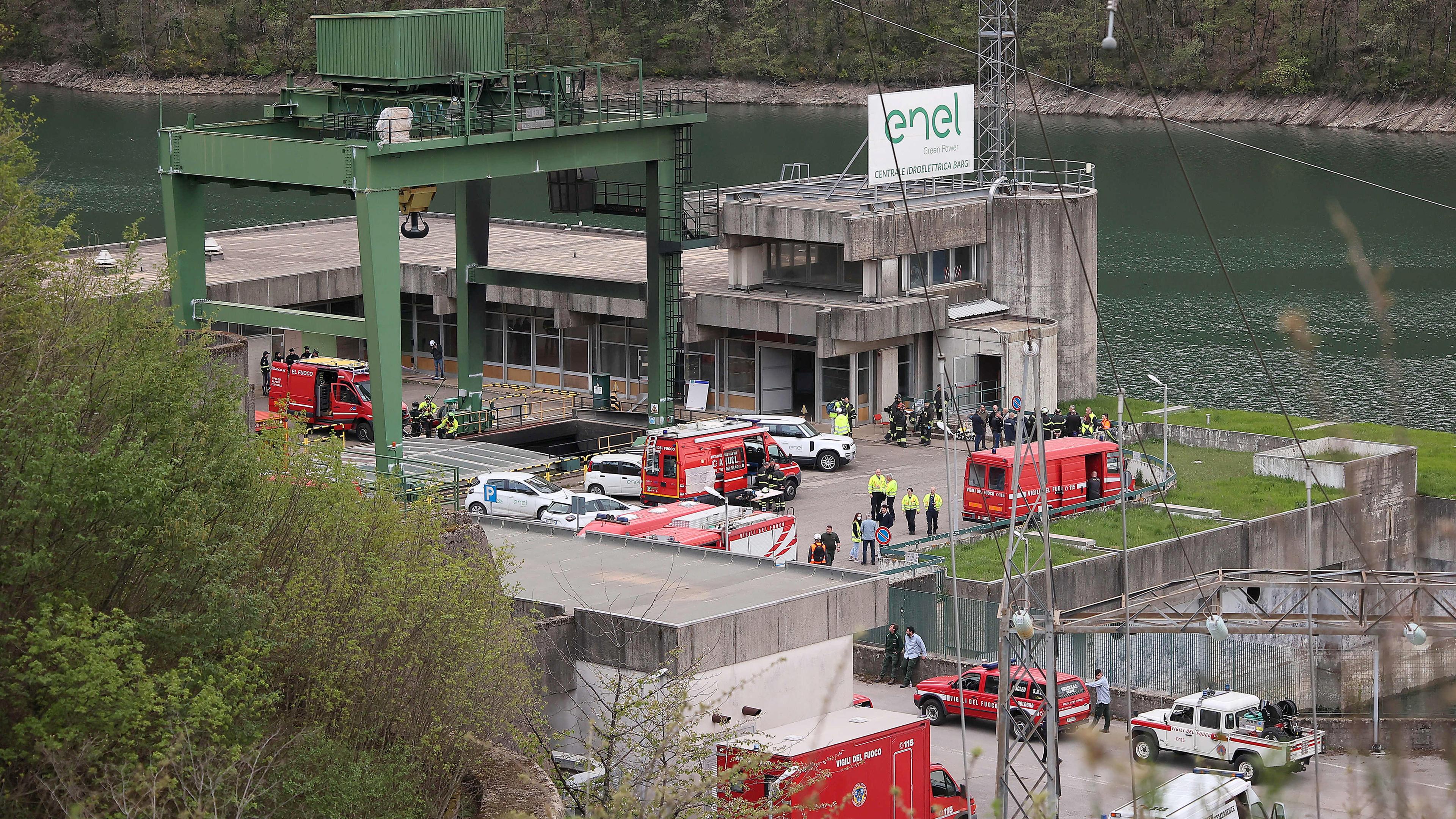 Die Feuerwehr sichert den Ort der Explosion an einem Wasserkraftwerk am Stausee von Suviana ab, aufgenomen am 09.04.2024