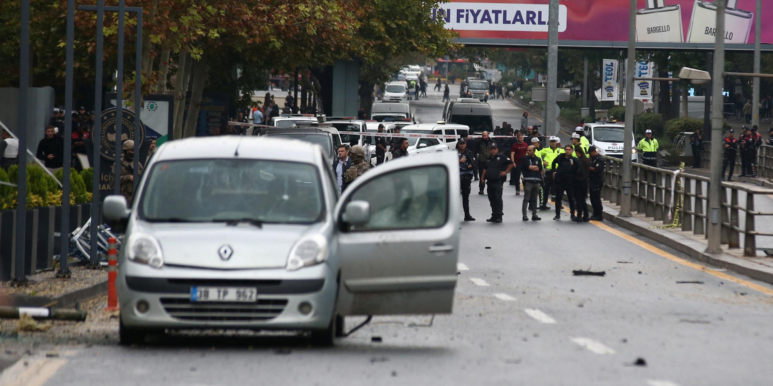 Nach einem Bombenanschlag in Ankara sind Sicherheitskräfte vor dem Innenministerium zu sehen