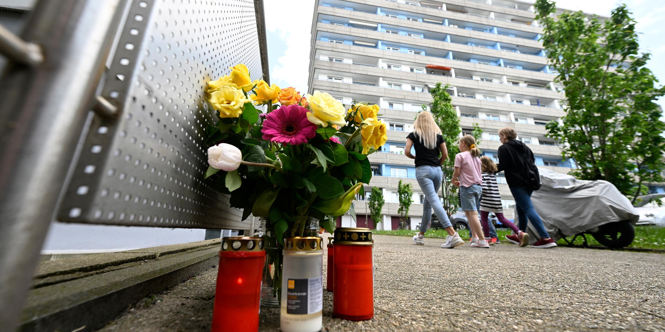 Bürger haben zum Gedenken an die Opfer der Explosion in einem Hochhaus, bei dem mehrere Einsatzkräfte von Polizei und Feuerwehr schwer verletzt wurden, am Tatort Kerzen und Blumen niedergelegt