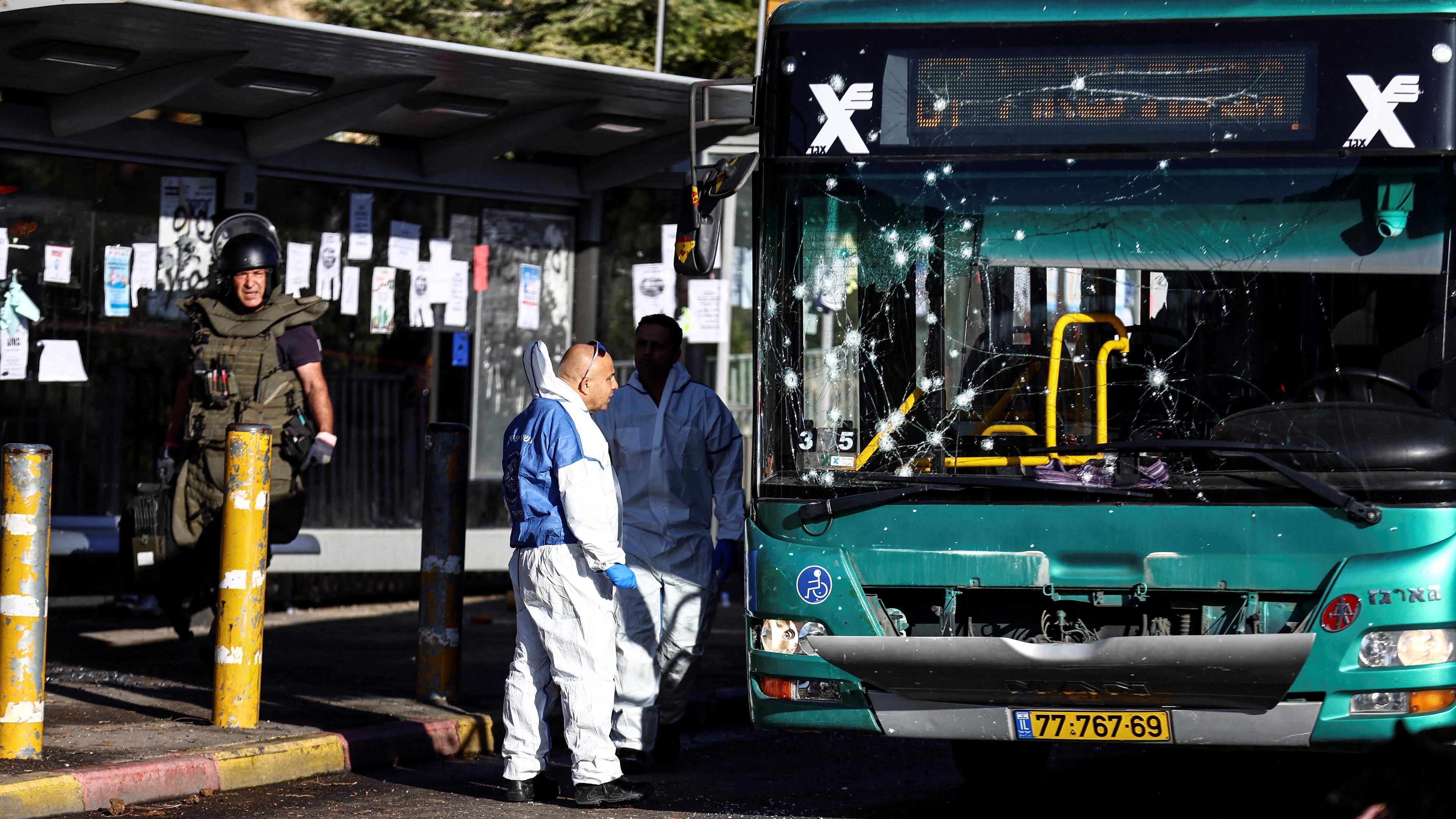 Ein Bombenentschärfer und die israelische Polizei arbeiten neben einem beschädigten Bus nach einer Explosion an einer Bushaltestelle in Jerusalem