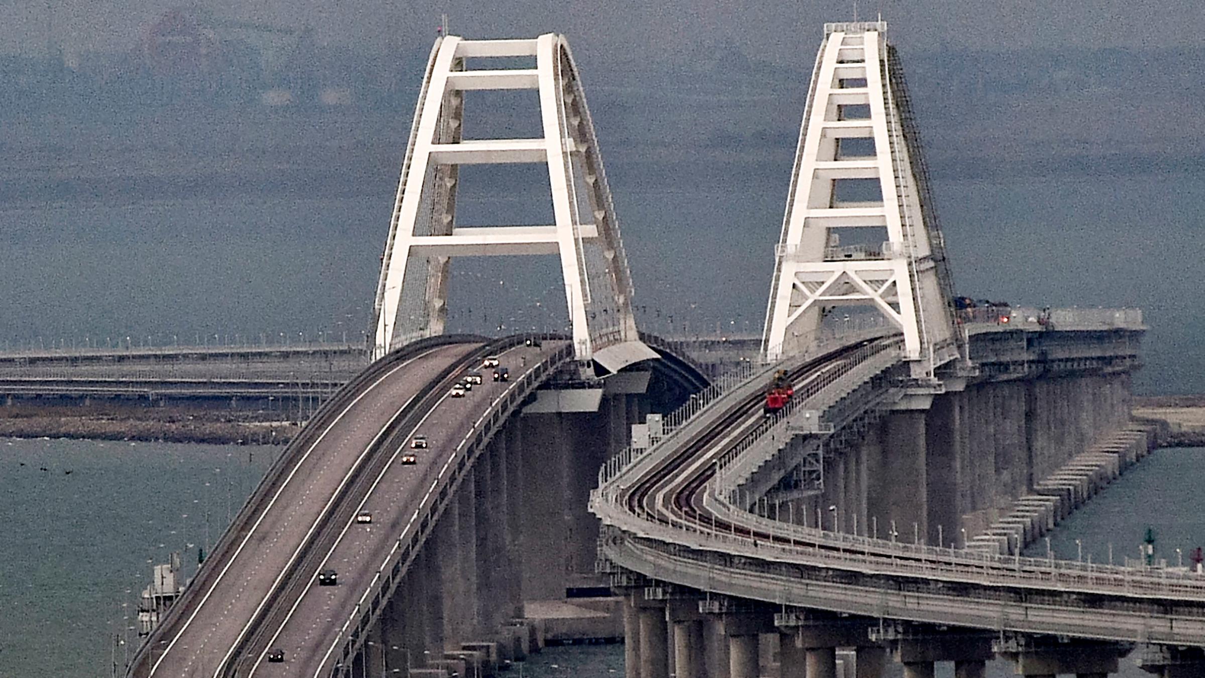 Autos fahren über die Krim-Brücke in Kerch