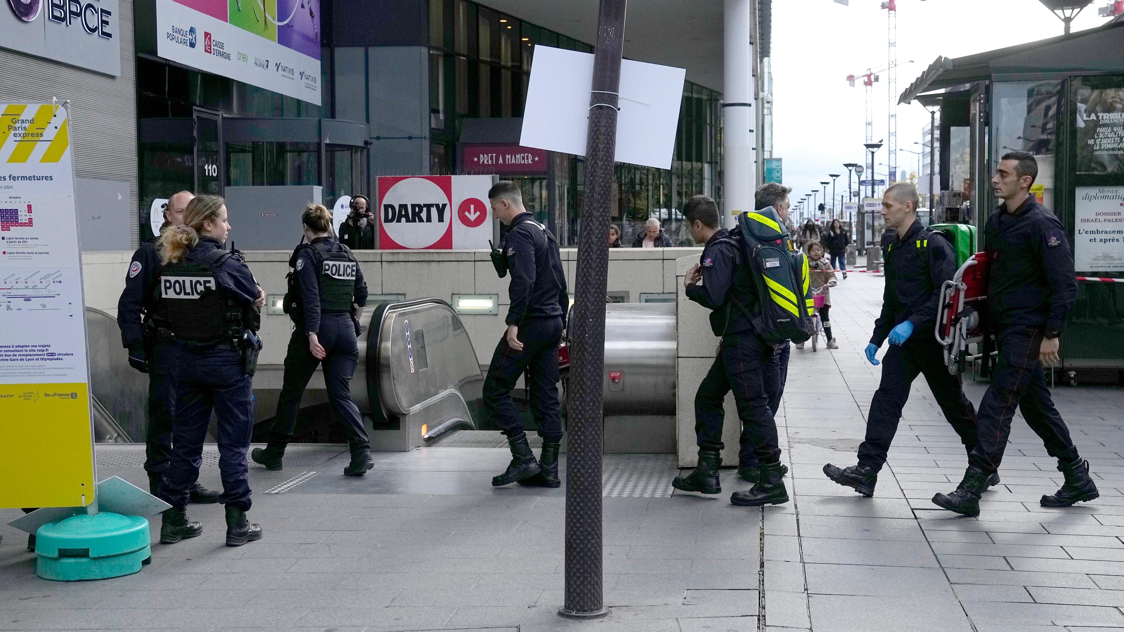 Frankreich, Paris: Polizeibeamte betreten eine S-Bahn-Station, nachdem eine Frau gedroht haben soll sich in die Luft zu sprengen.