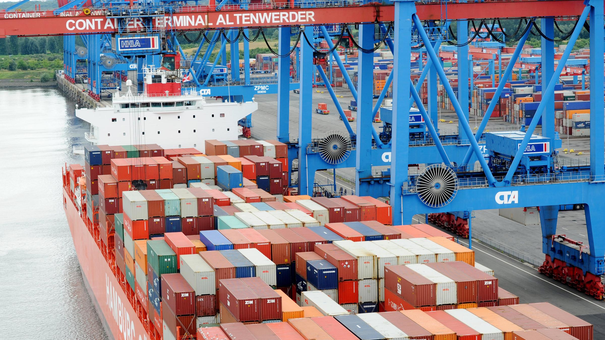 Frachter in Hamburg wird beladen