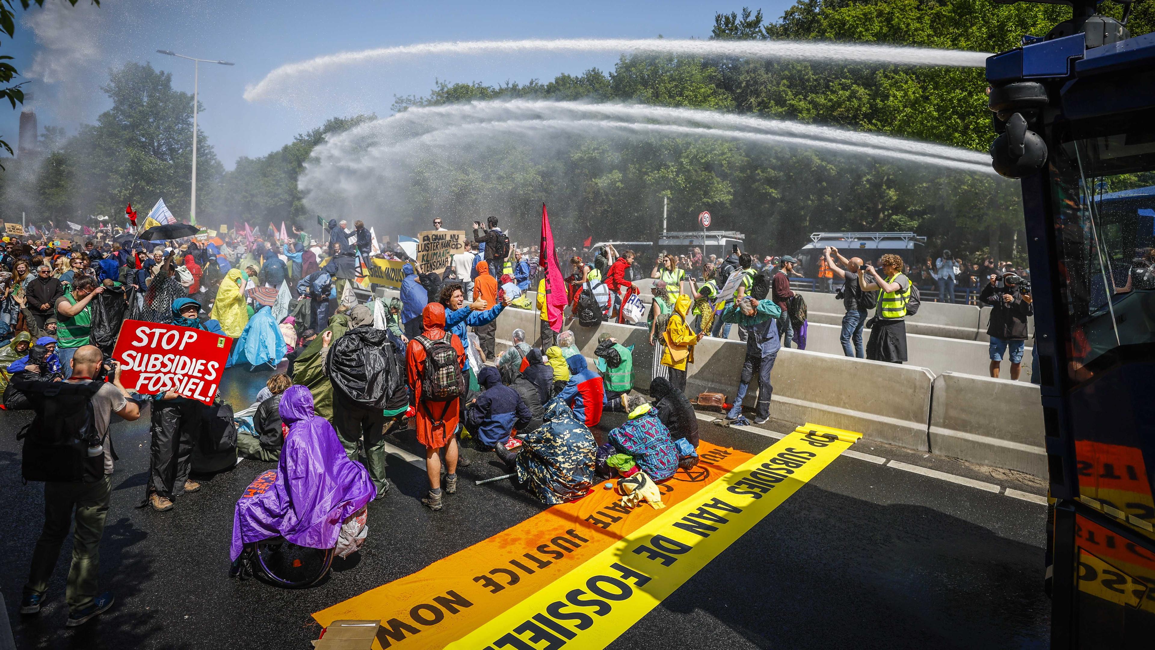 Polizei mit Wasserwerfen gegen die Demonstranten