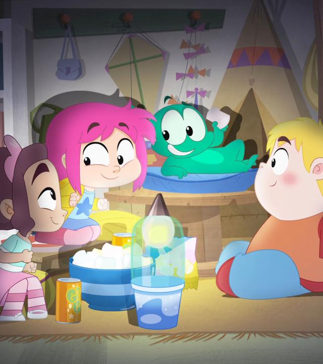 Nadine, Rebecca, Ernest und Francois haben es sich in Rebeccas Zimmer gemütlich gemacht, das sie wie das Innere eines Zeltes dekoriert haben.