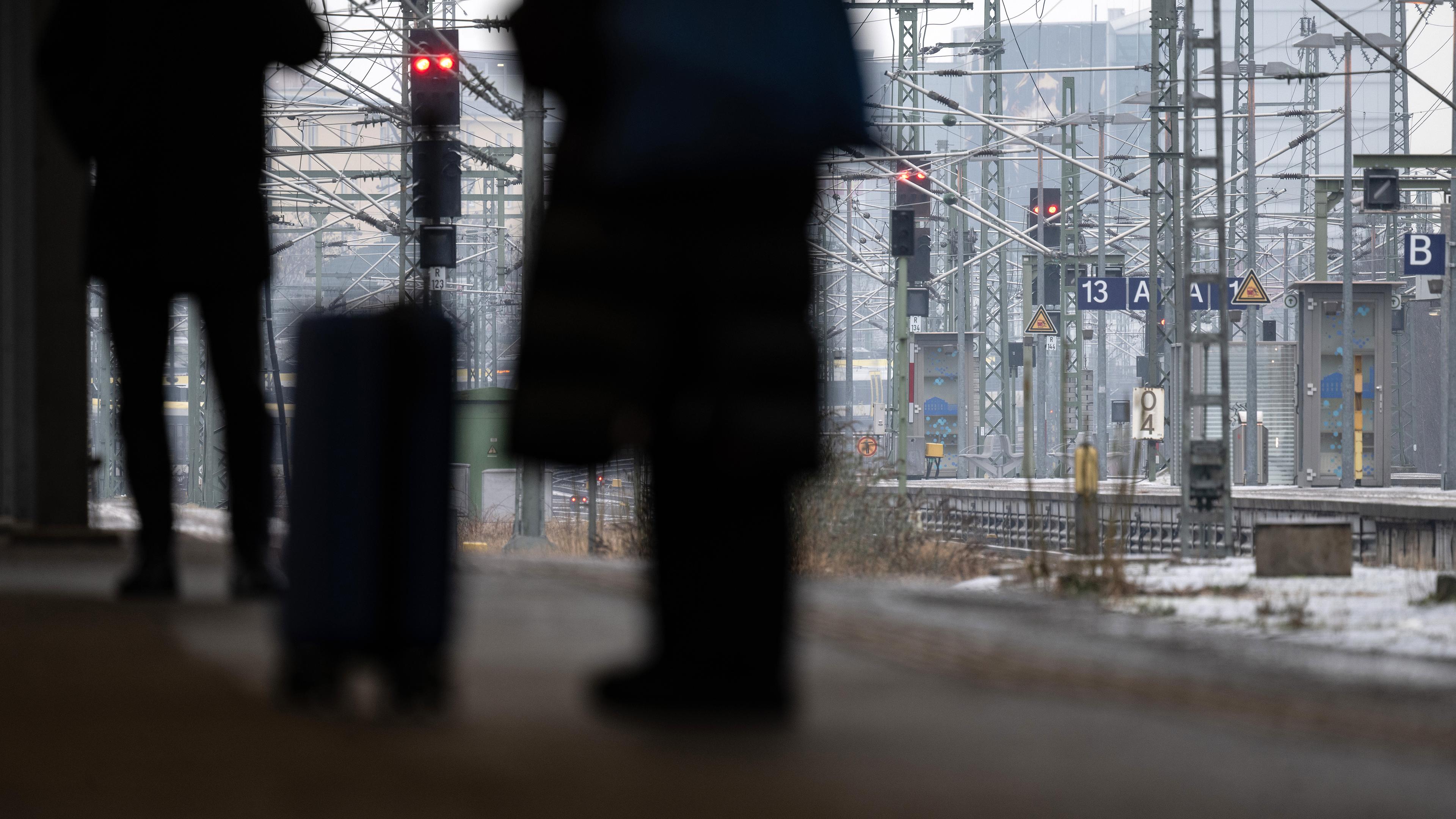 Passagiere warten im Hauptbahnhof auf einen Zug, aufgenommen am 17.01.2024