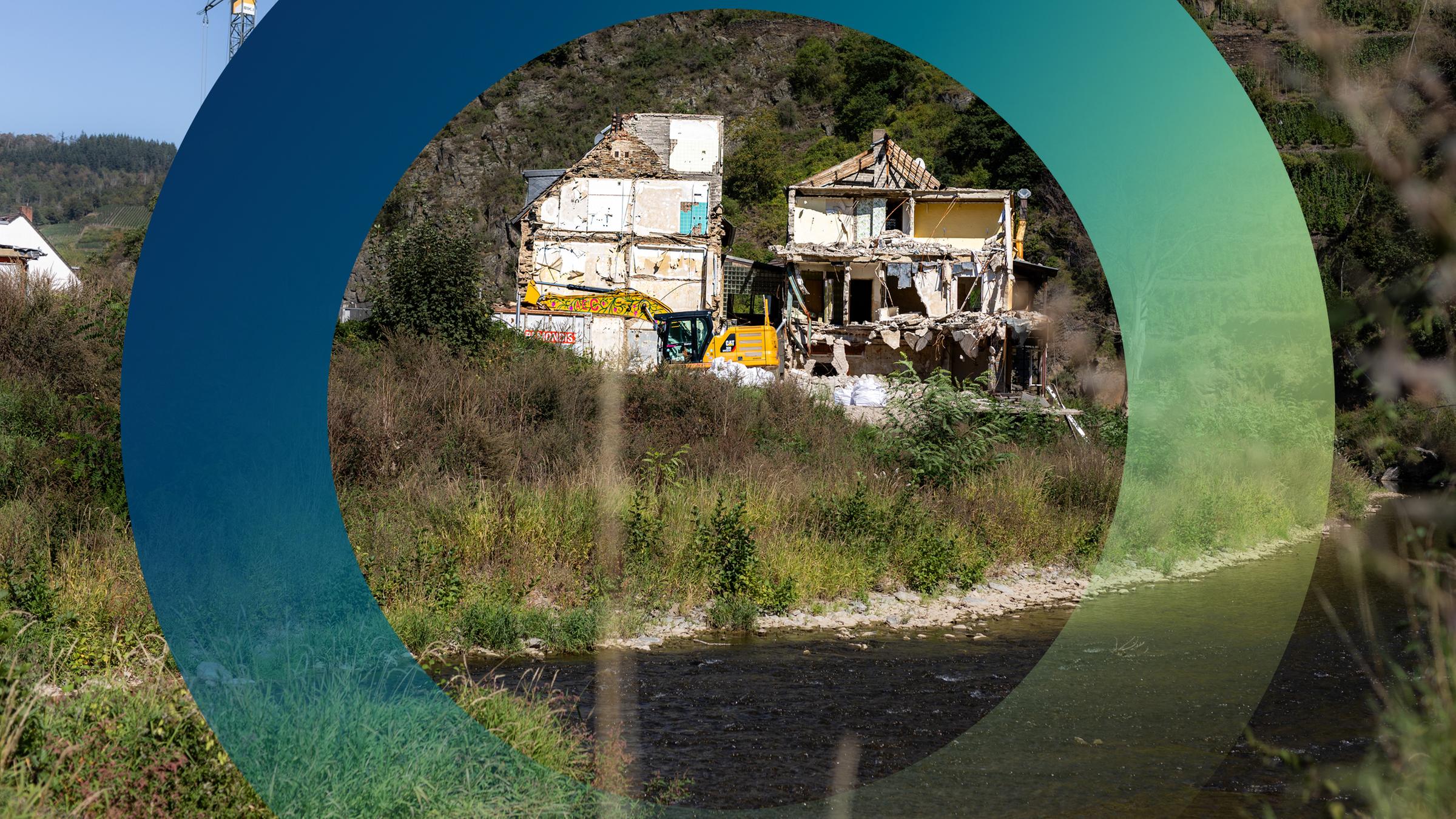 Durch Flut zerstörte Häuser am Bachlauf