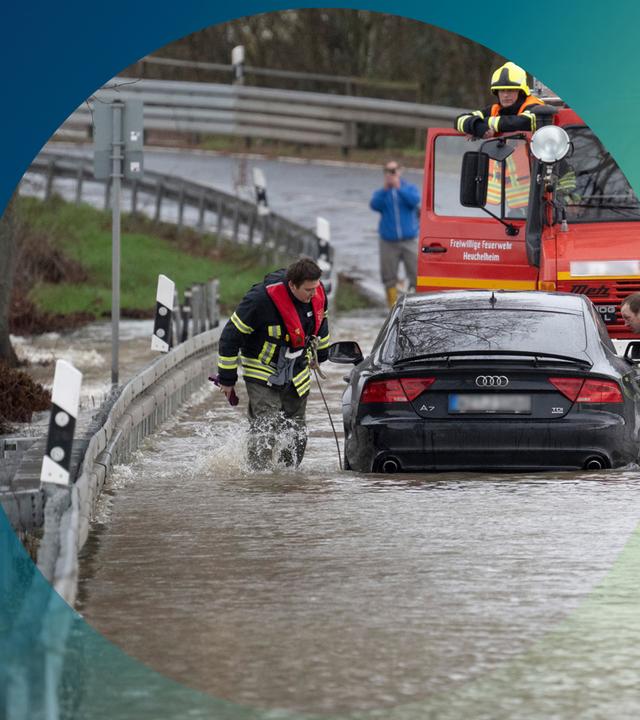Feuerwehr bei überflutetem Auto