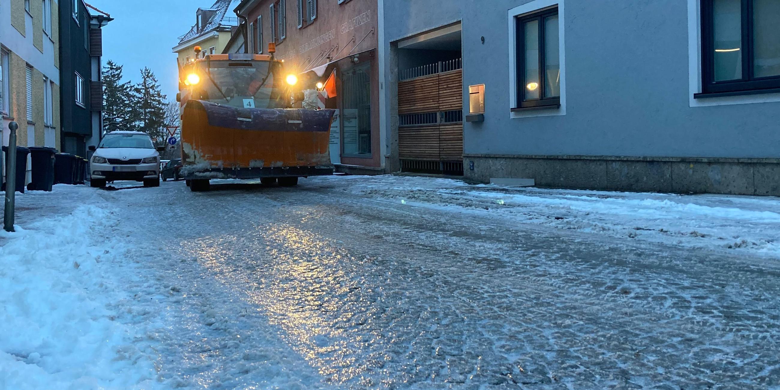 Ein Winterdienstfahrzeug fährt in Dachau auf eisglatter Straße durch die Stadt, aufgenommen am 17.01.2024 