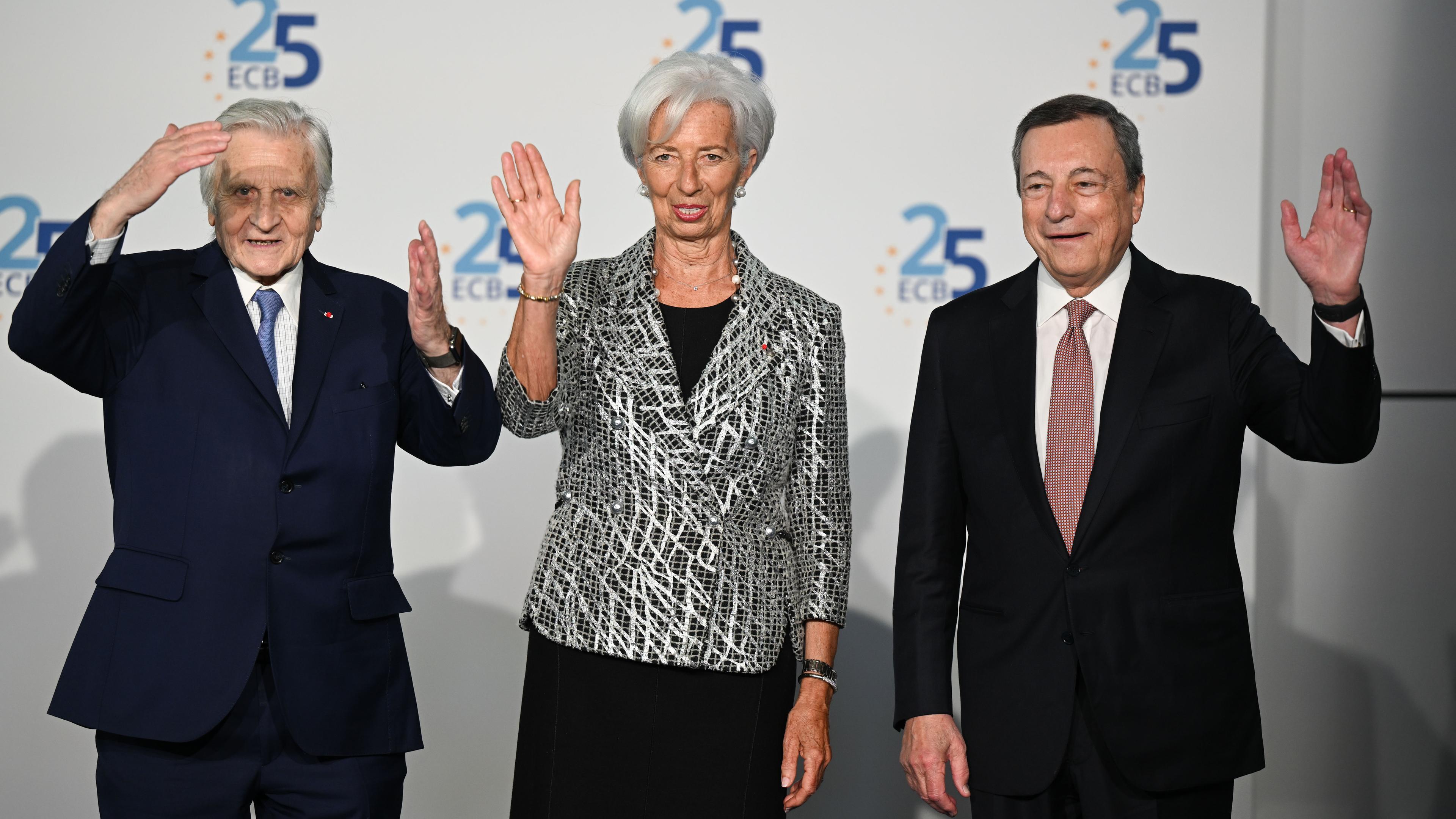 Die Präsidentin der Europäischen Zentralbank, Lagarde, mit den ehemaligen Präsidenten Draghi und Trichet