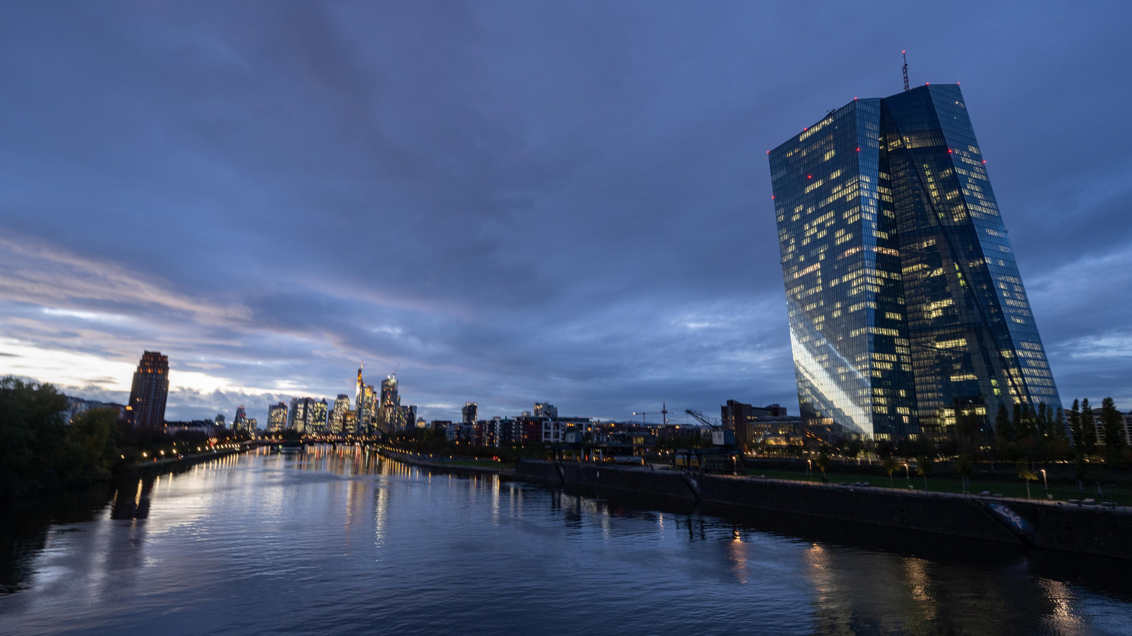Das letzte Licht des Tages fällt auf die Europäische Zentralbank (EZB) in Frankfurt am Main. 