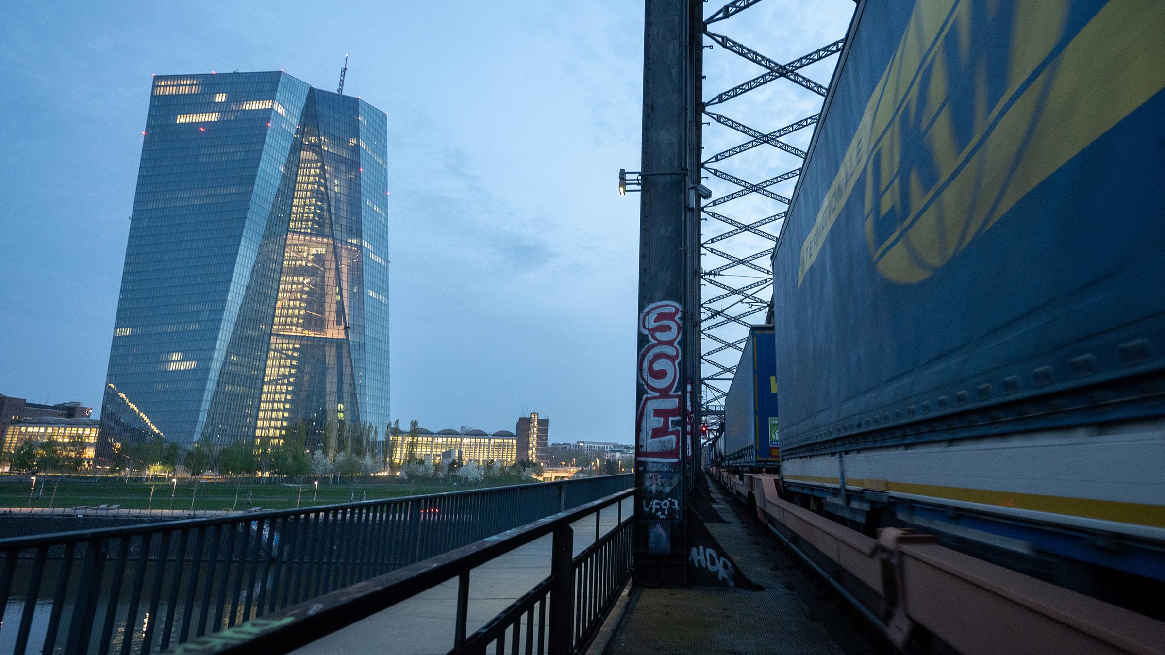 Ein Güterzug fährt auf einer Brücke über den Main an der Europäischen Zentralbank (EZB) vorbei. 