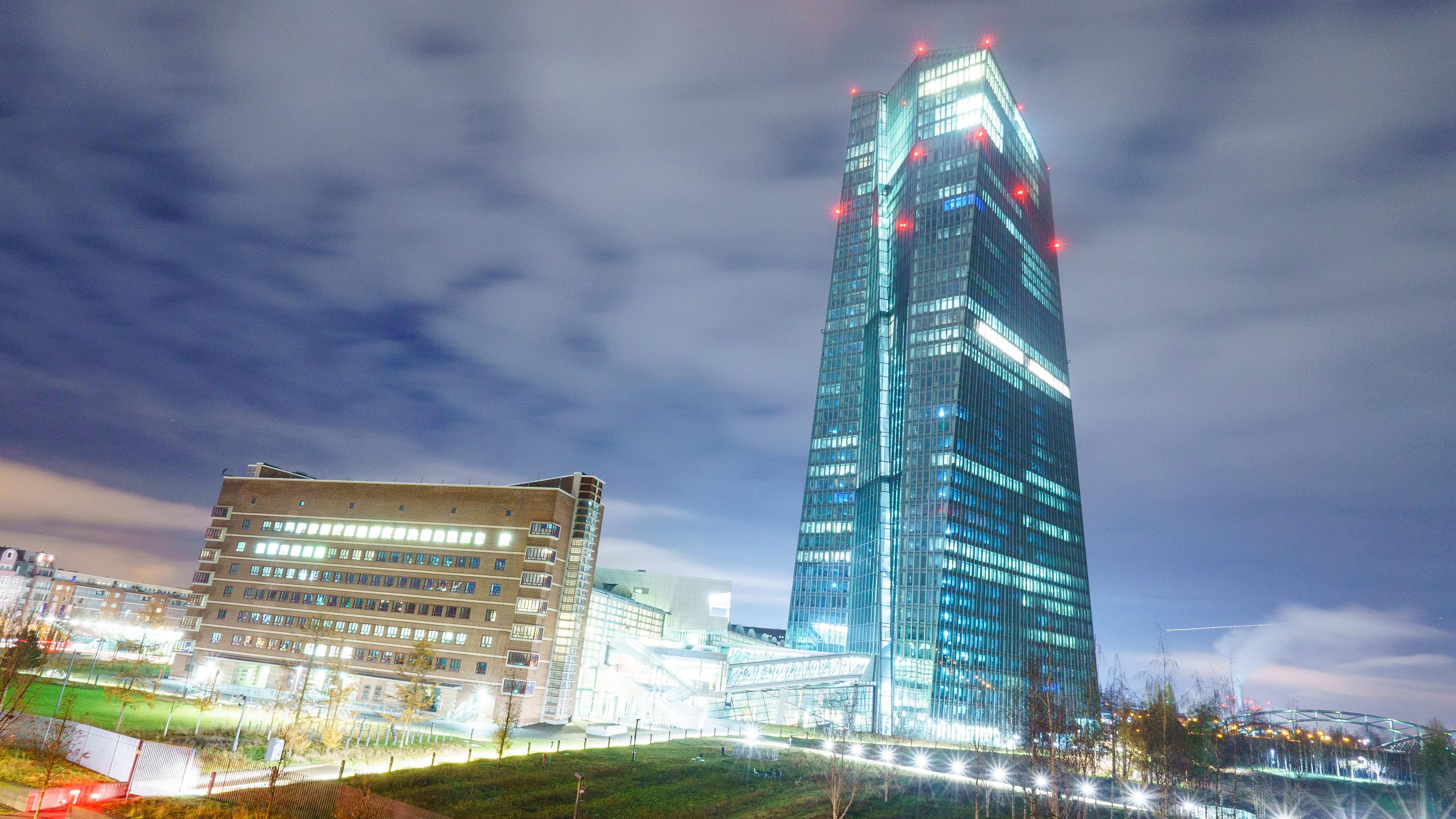 Hessen, Frankfurt/Main: Der Turm der Europäischen Zentralbank (EZB) ist in den frühen Morgenstunden hell erleuchtet.
