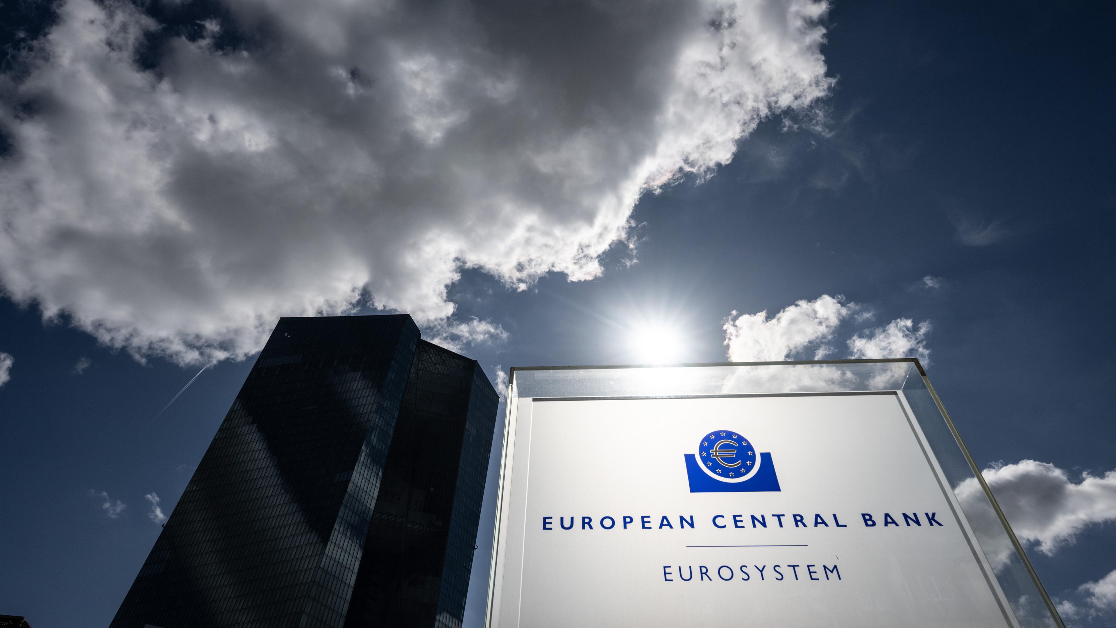 Hessen, Frankfurt/M.: Wolken ziehen über die EZB in Frankfurt am Main hinweg.