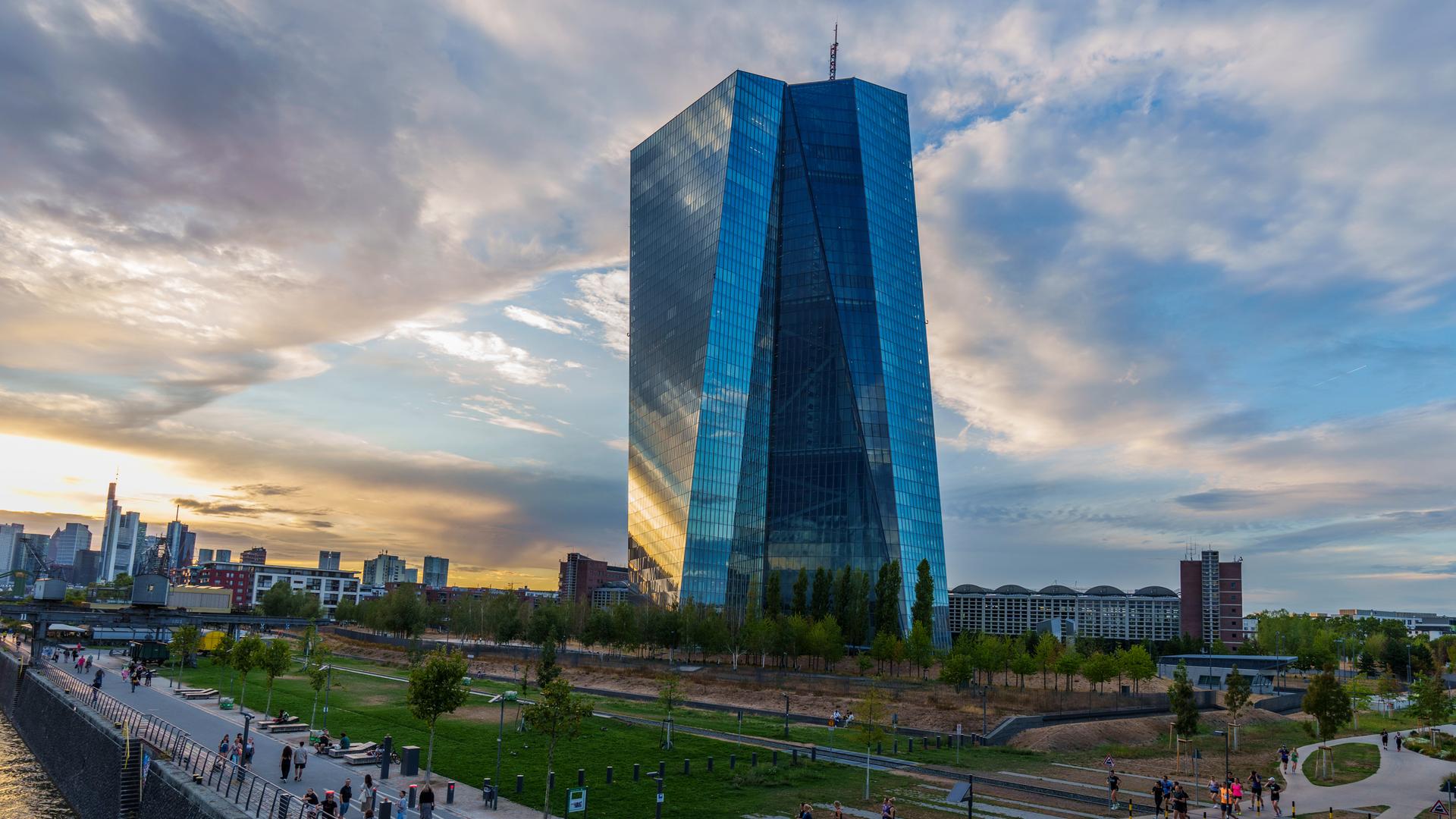 Die Zentrale der Europäischen Zentralbank (EZB) steht im Licht der Abendsonne.