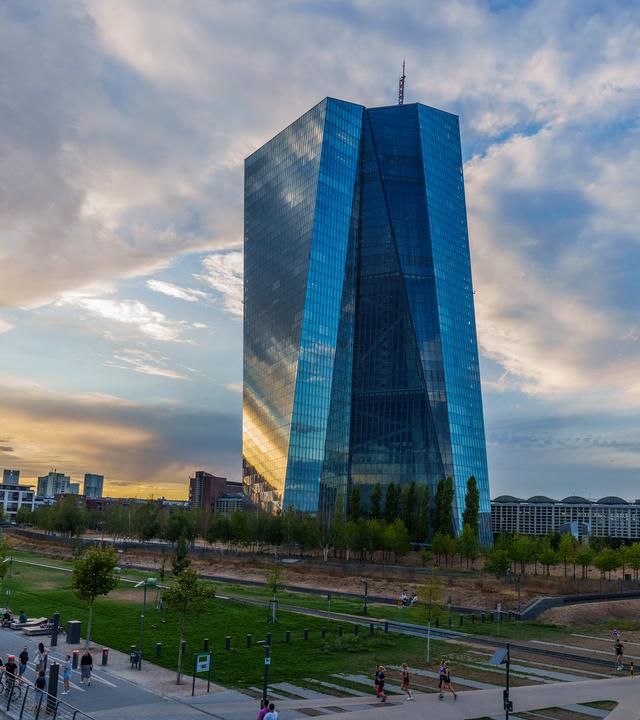 Die Zentrale der Europäischen Zentralbank (EZB) steht im Licht der Abendsonne.