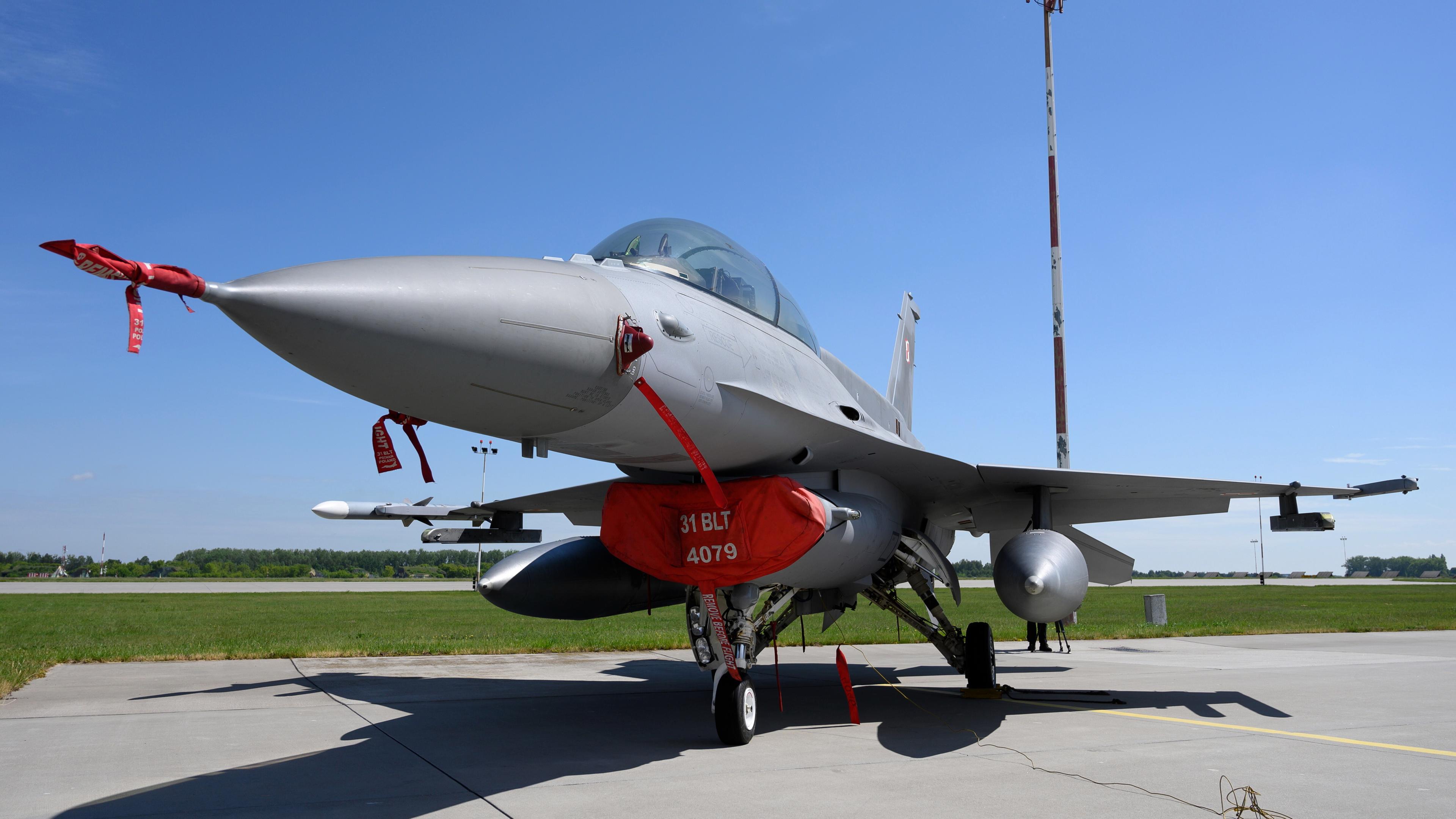 Ein Kampfjet vom Typ F-16 auf einem Rollfeld.