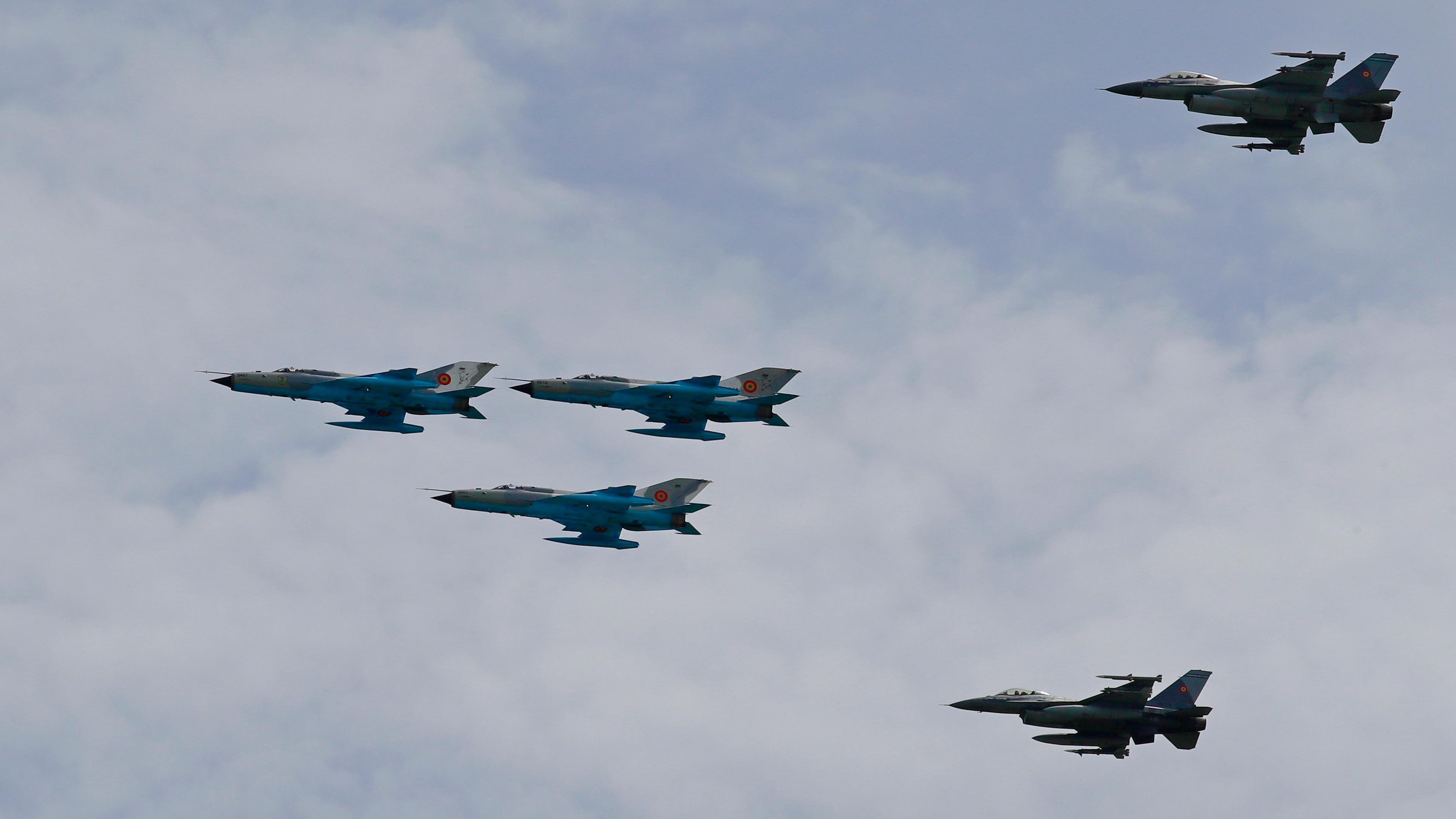 Fünf F-16 Kampfjets fliegen im Himmel