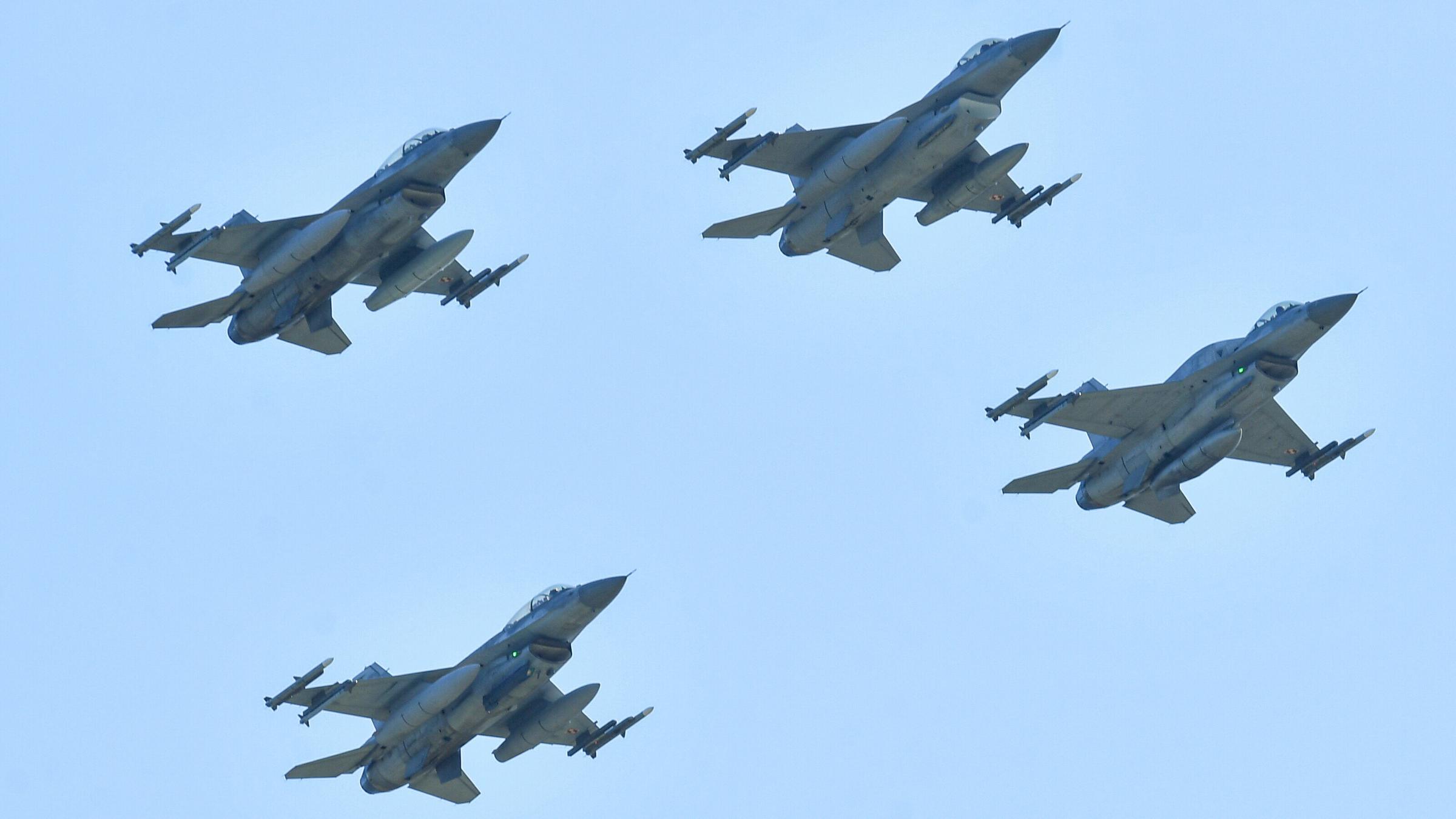 F-16 Kampfjets bei einer Flugshow in Polen