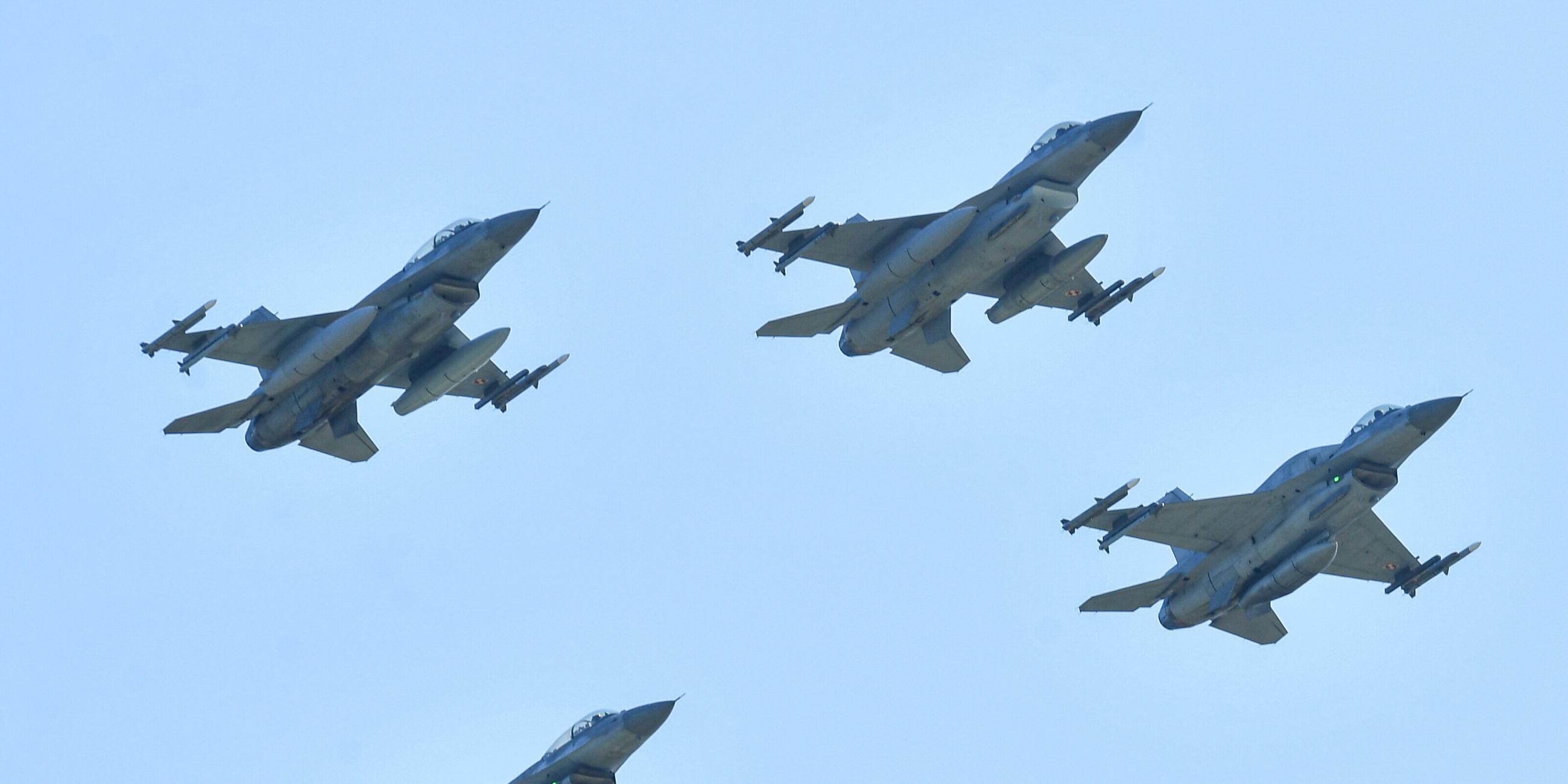 F-16 Kampfjets bei einer Flugshow in Polen