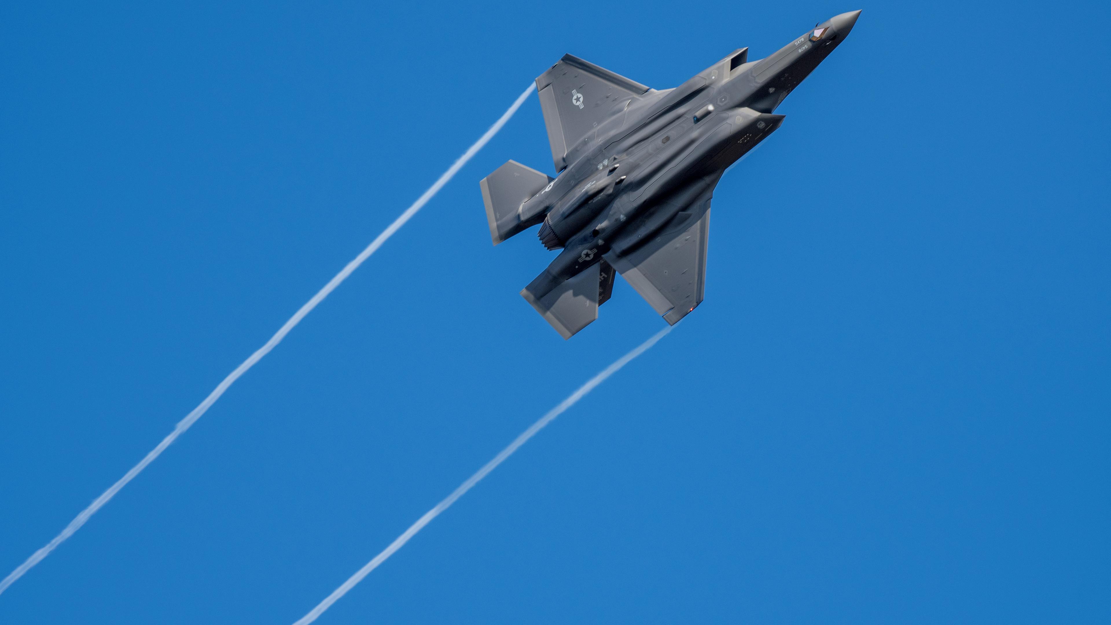 Rheinland-Pfalz, Spangdahlem: Ein US-Kampfflugzeug vom Typ F-35 fliegt über der Eifel bei Spangdahlem.