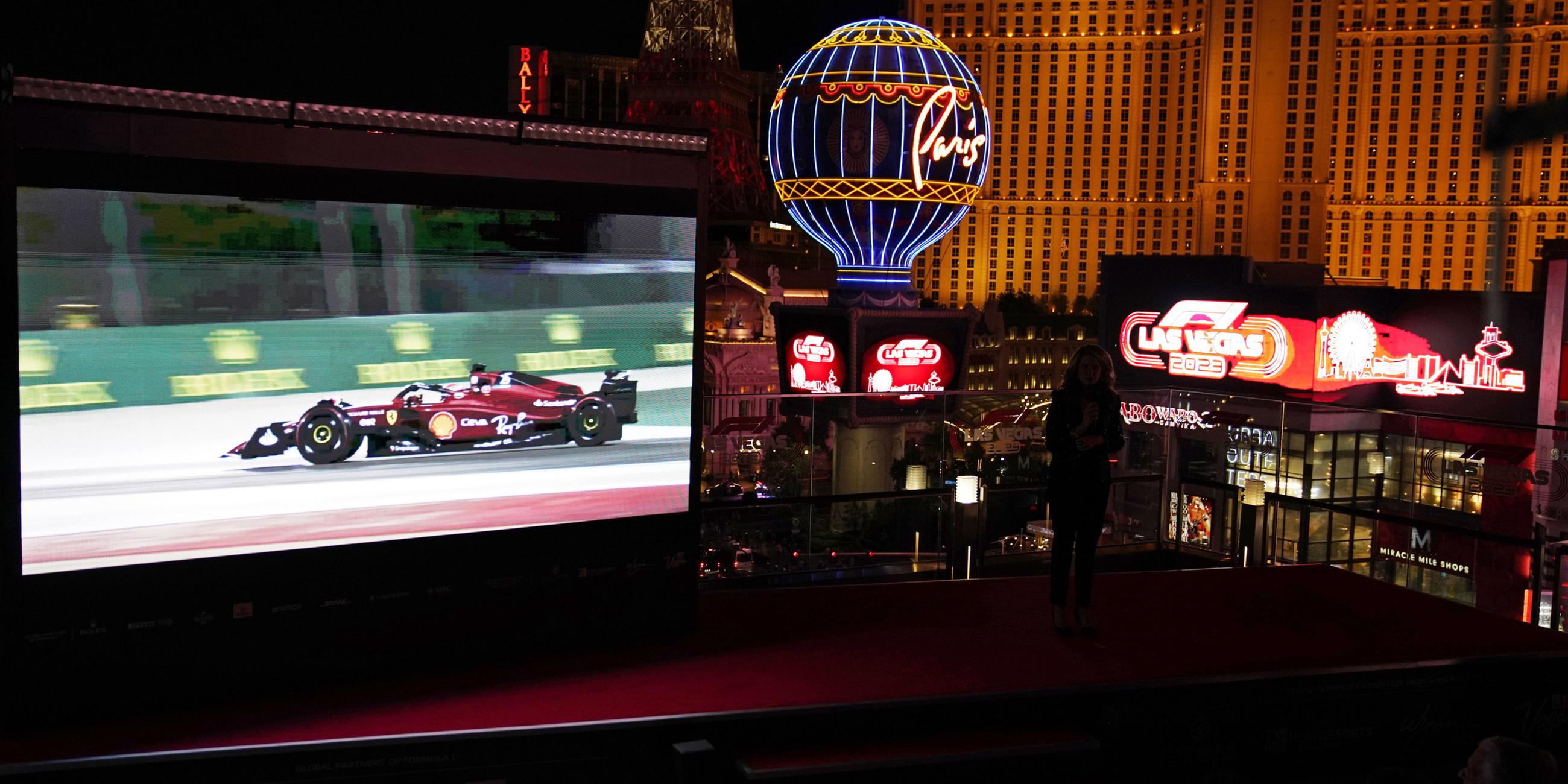 Ein Bildschirm zeigt Charles Leclerc, der einen Ferrari fährt, während einer Pressekonferenz, auf der ein Formel-1-Grand-Prix-Autorennen in Las Vegas für das Jahr 2023 angekündigt wird