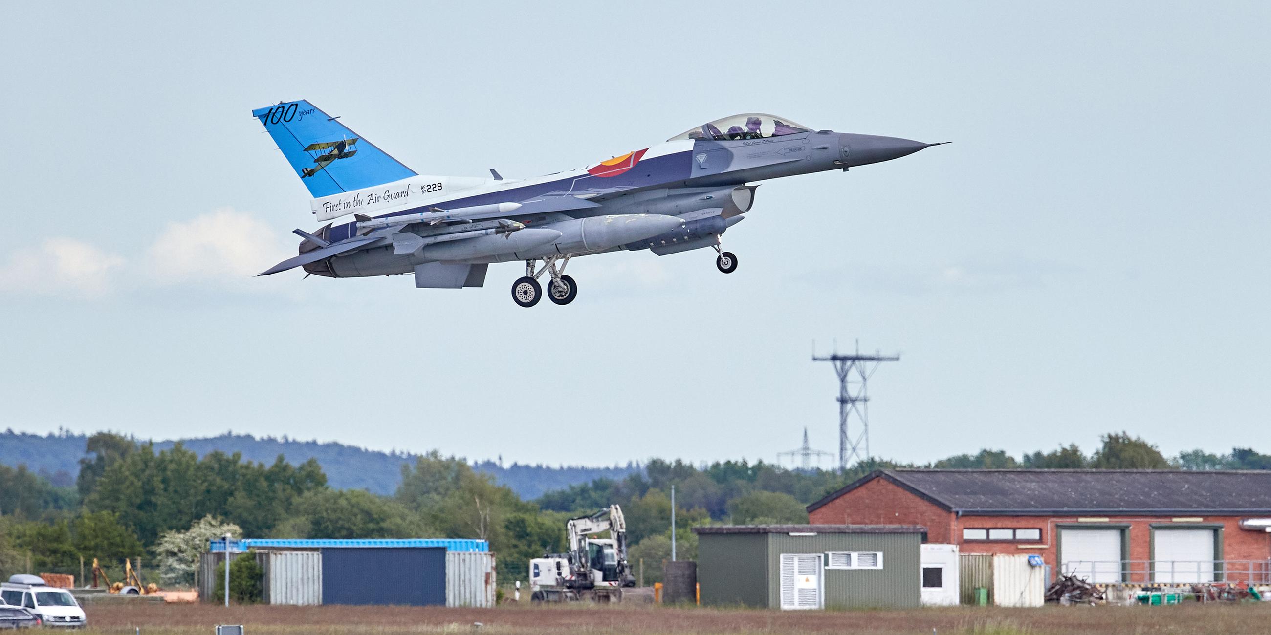 F-16 der amerikanischen Luftwaffe landet in Jagel, um an der Übung "Air Defender 2023" teilzunehmenb