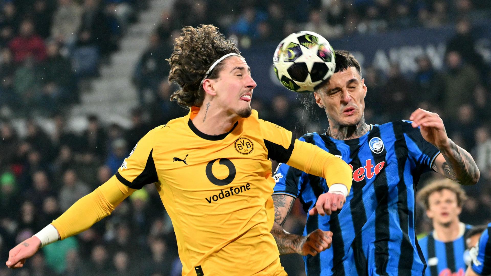 Fabio Silva im Zweikampf mit Gianluca Scamacca am 25.02.2026 in Bergamo.