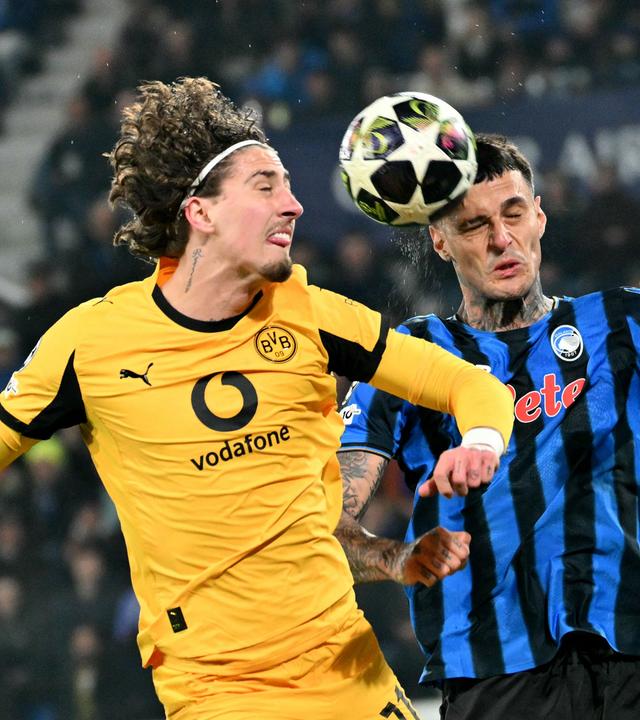 Fabio Silva im Zweikampf mit Gianluca Scamacca am 25.02.2026 in Bergamo.