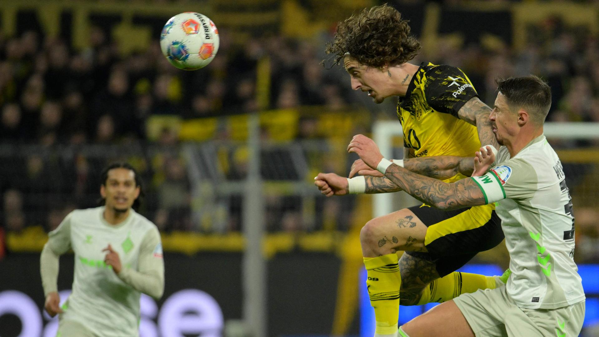 Fabio Silva und Marco Friedl kämpfen um den Ball am 13.01.2026 in Dortmund. 