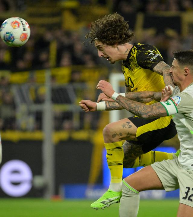 Fabio Silva und Marco Friedl kämpfen um den Ball am 13.01.2026 in Dortmund. 