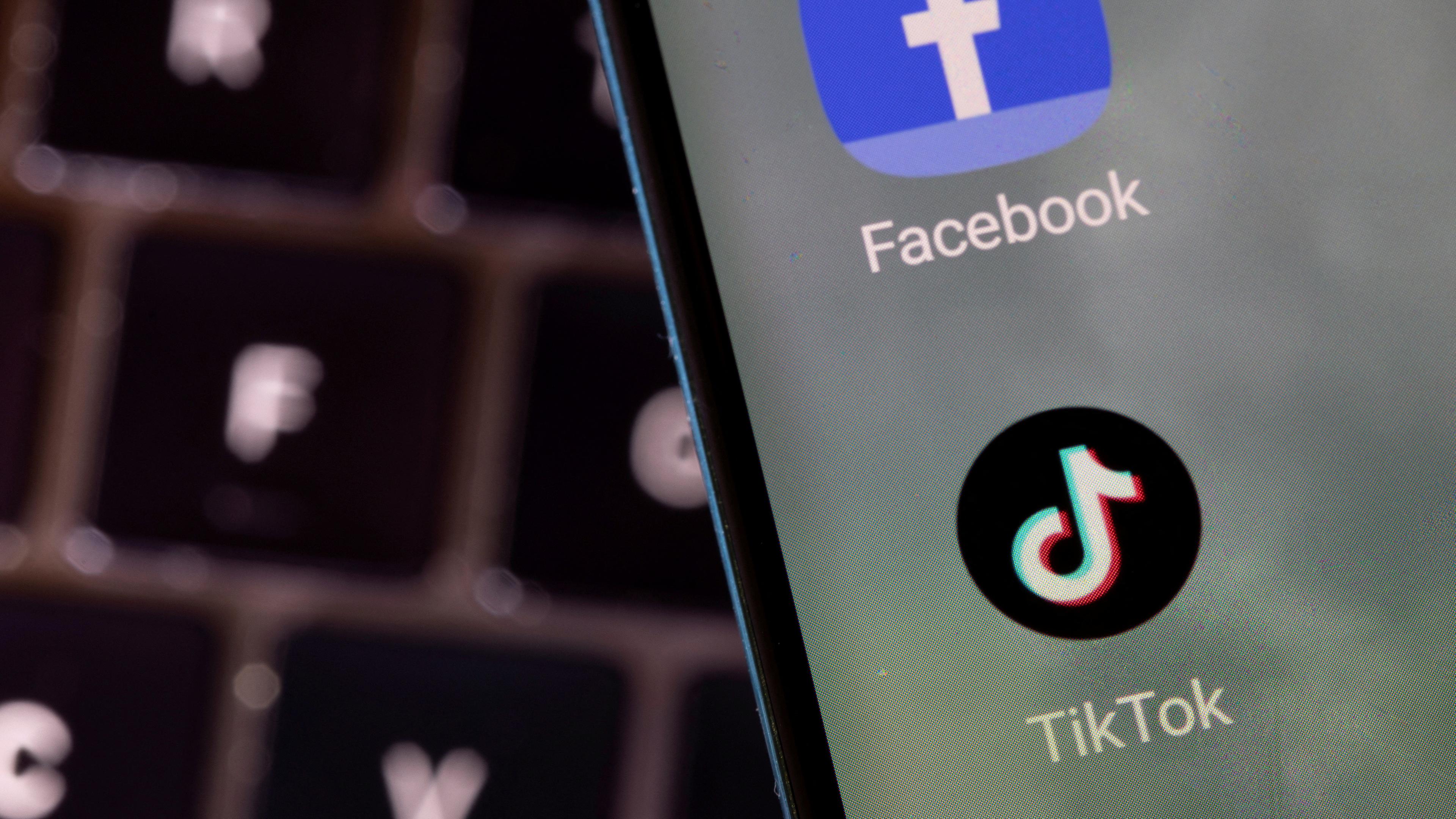 Die Apps Facebook und TikTok auf einem Smartphone-Bildschirm.