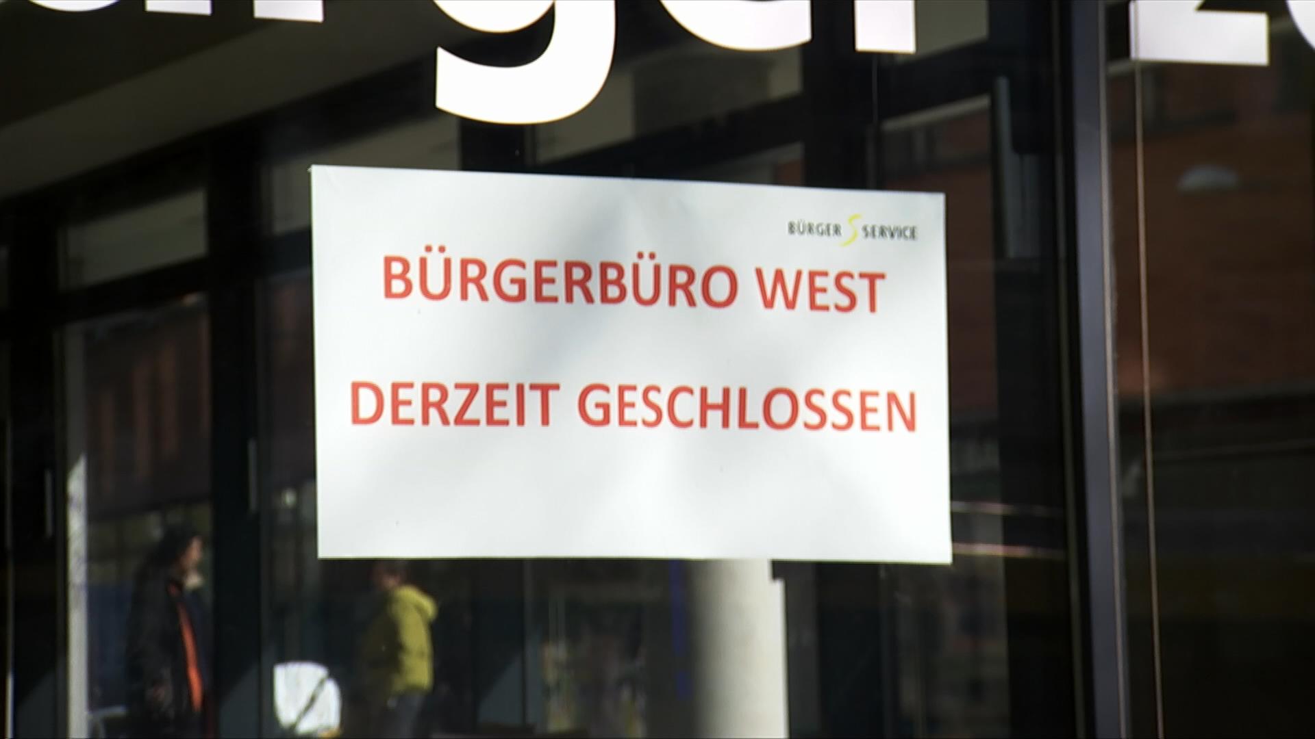 "Derzeit geschlossen"-Schild am Bürgerbüro