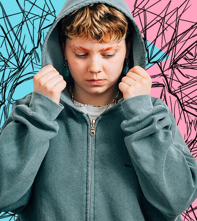 Montage - Vivien rechts im Bild greift mit ihren Händen an die Kapuze ihres Hoodies und schaut nach unten.
