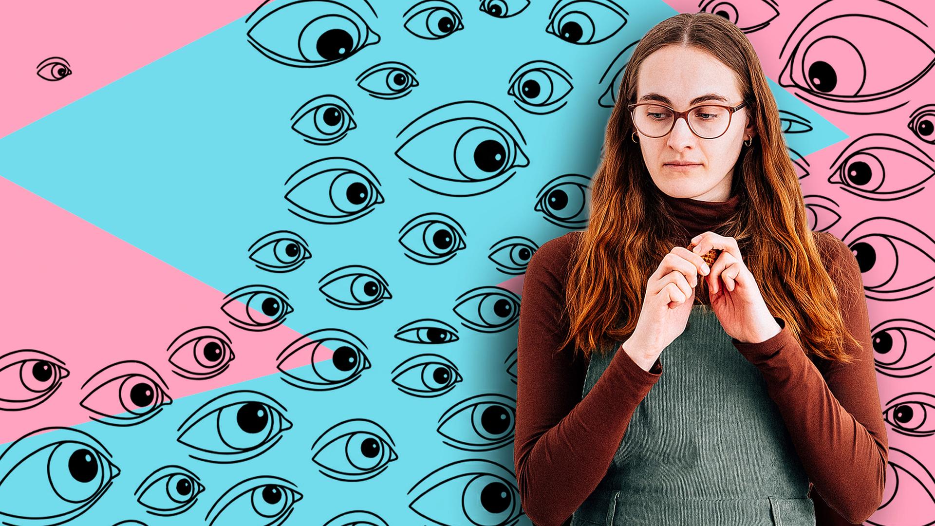 Mandy schaut auf einen kleinen Gegenstand, den sie mit beiden Händen vor sich hält. Im Hintergrund viele gezeichnete Augen, die sie anstarren.