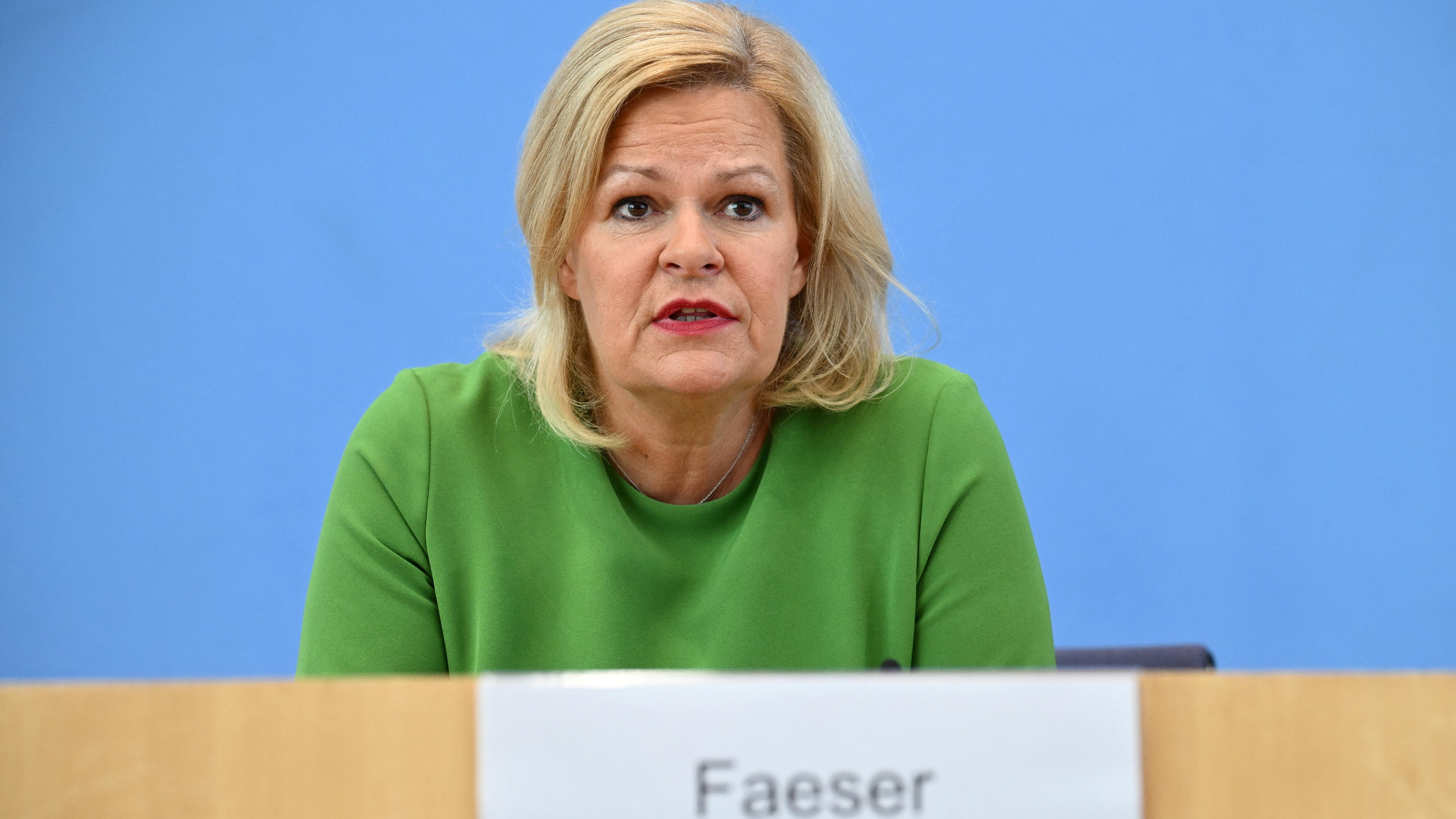 Innenministerin Nancy Faeser während einer Pressekonferenz in Berlin.