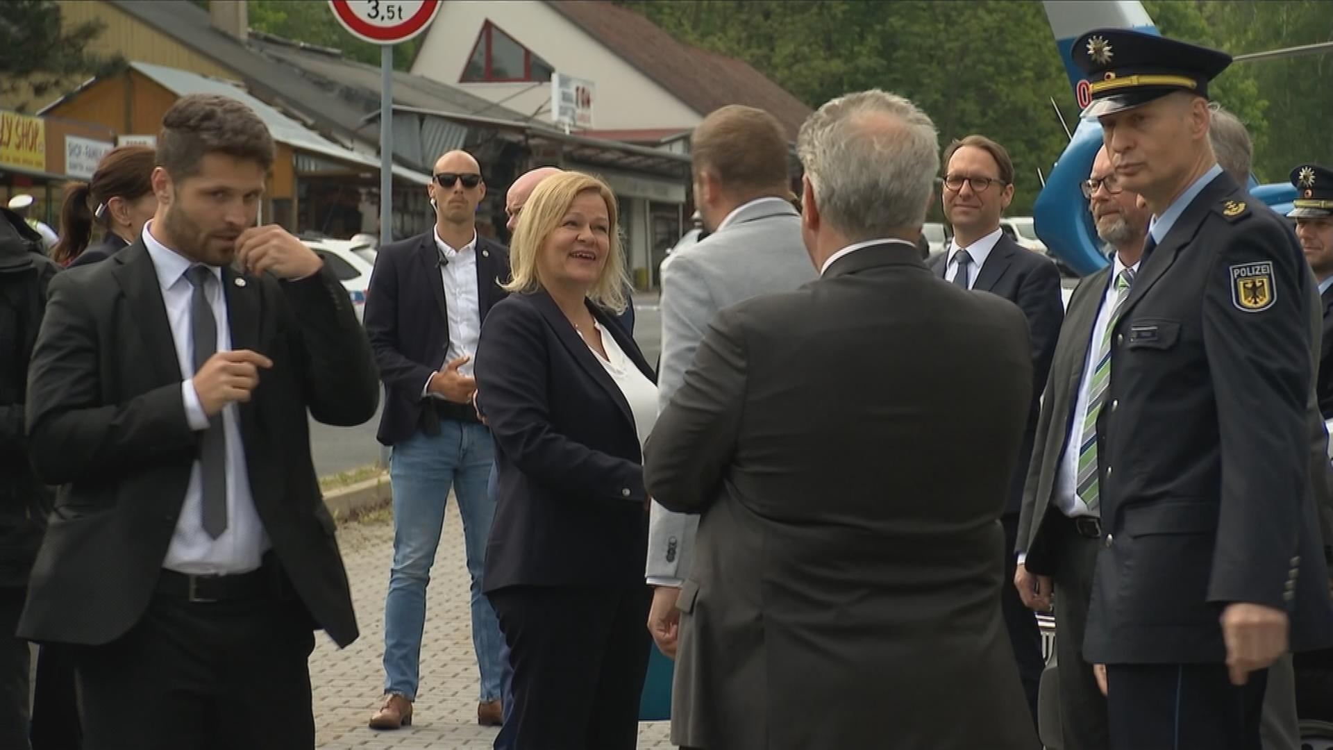 Auf dem Bild ist Innenministerin Nancy Faeser beim Besuch der Grenze in Sachsen zu sehen.