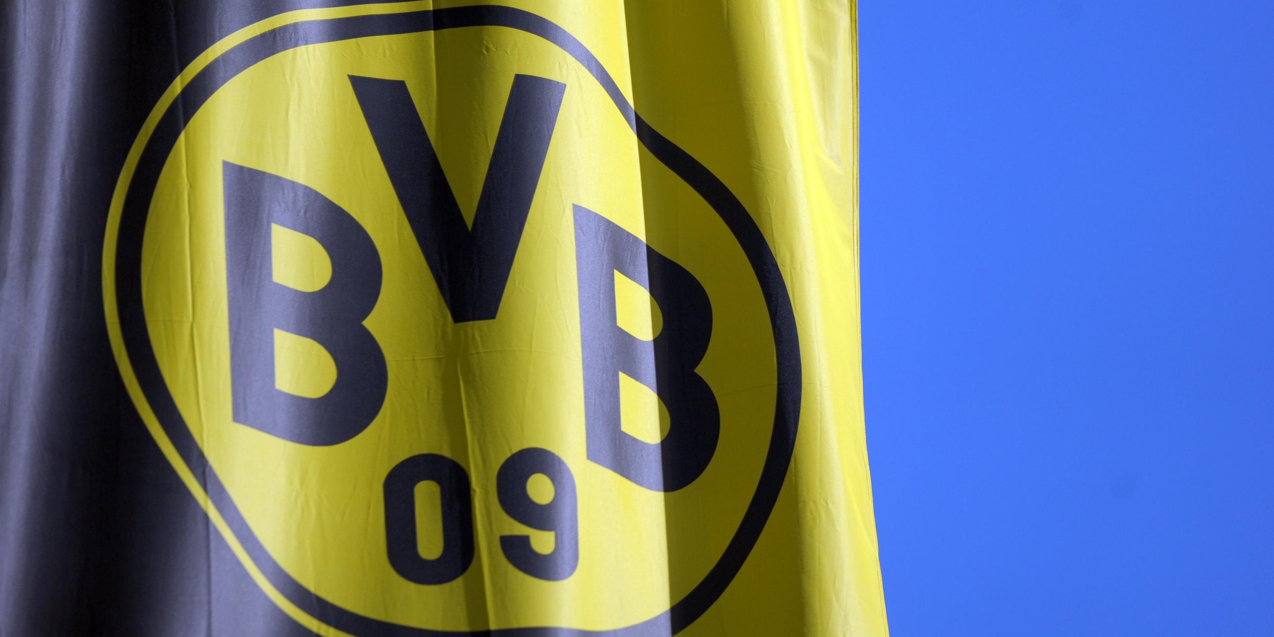 Eine Fahne mit BVB Logo
