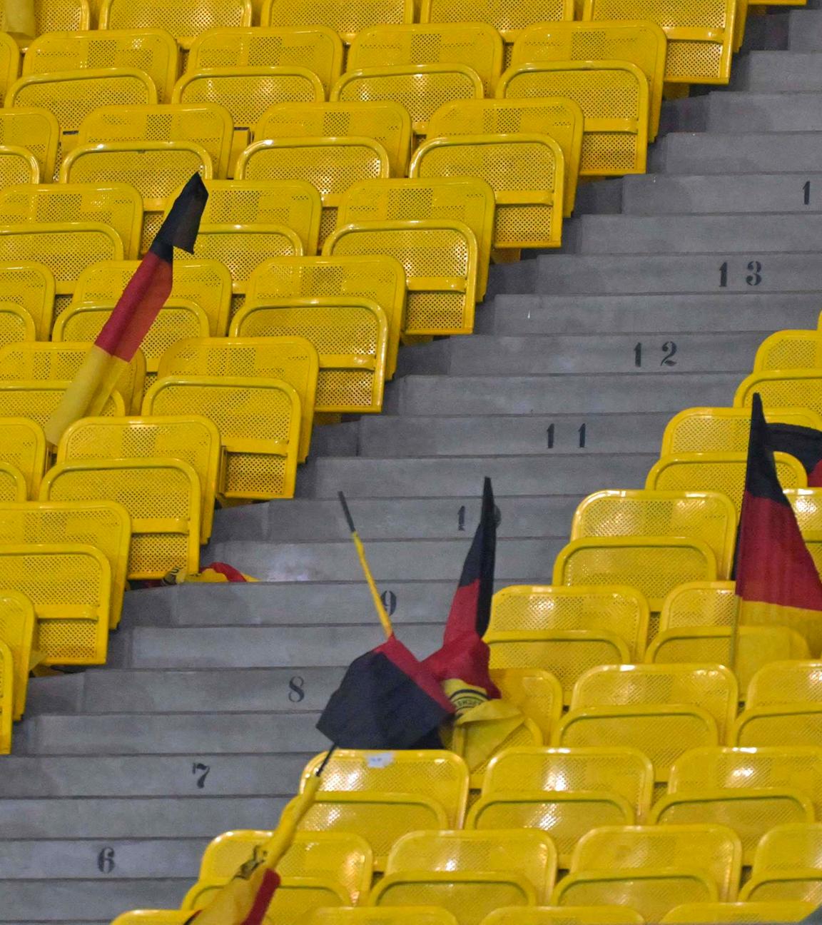 21.11.2023, Fußball-Länderspiel Österreich - Deutschland. Im Ernst-Happel-Stadion habe deutsche Fans ihre Fahnen zurückgelassen.
