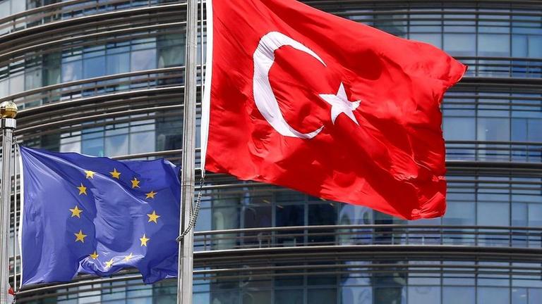 Europäische und türkische Fahne vor Hotel in Istanbul