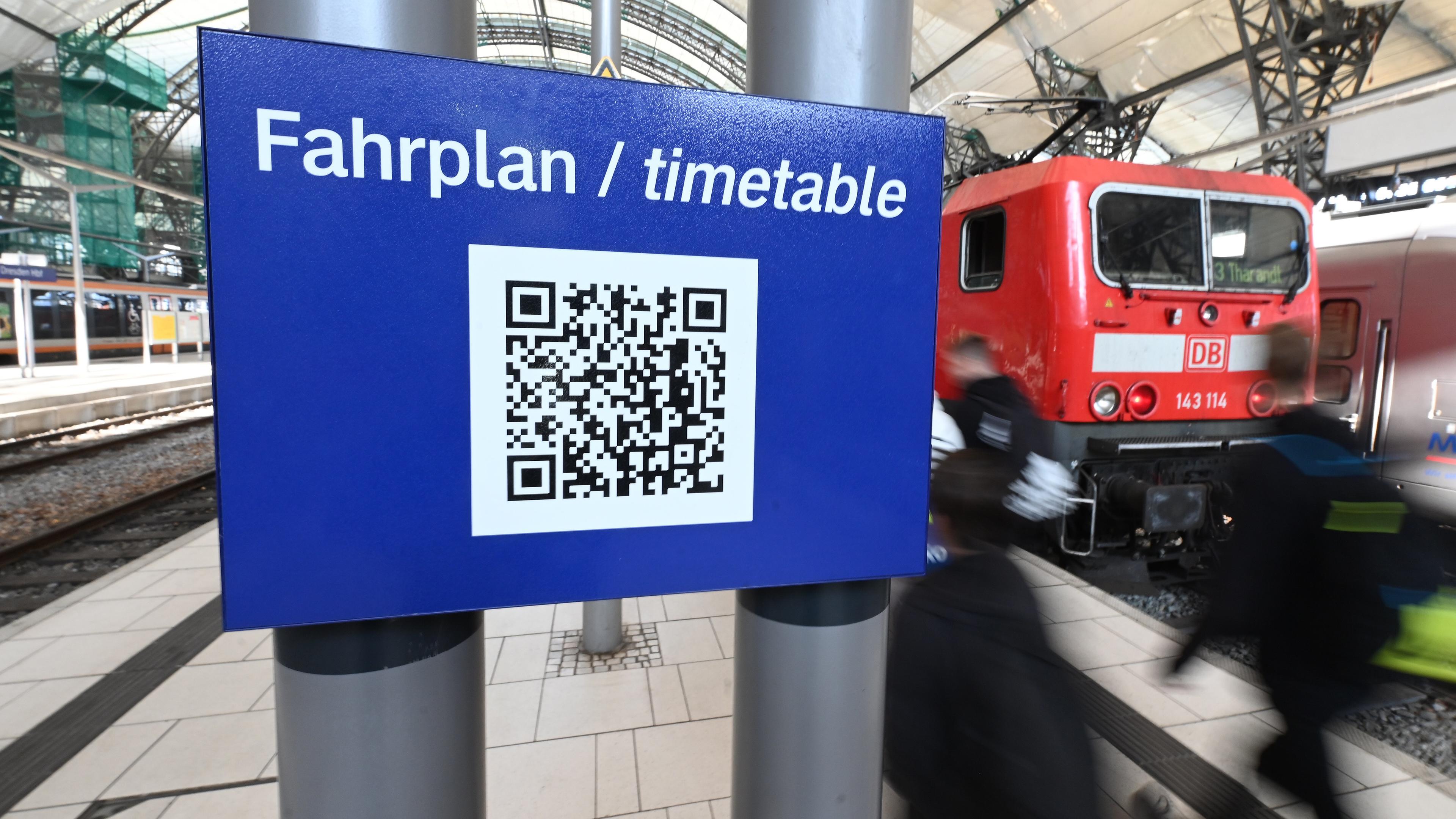 Ein Barcode für den Fahrplan ist auf dem Hauptbahnhof auf einem Bahnsteig angebracht, aufgenommen am 29.09.2023 in Dresden